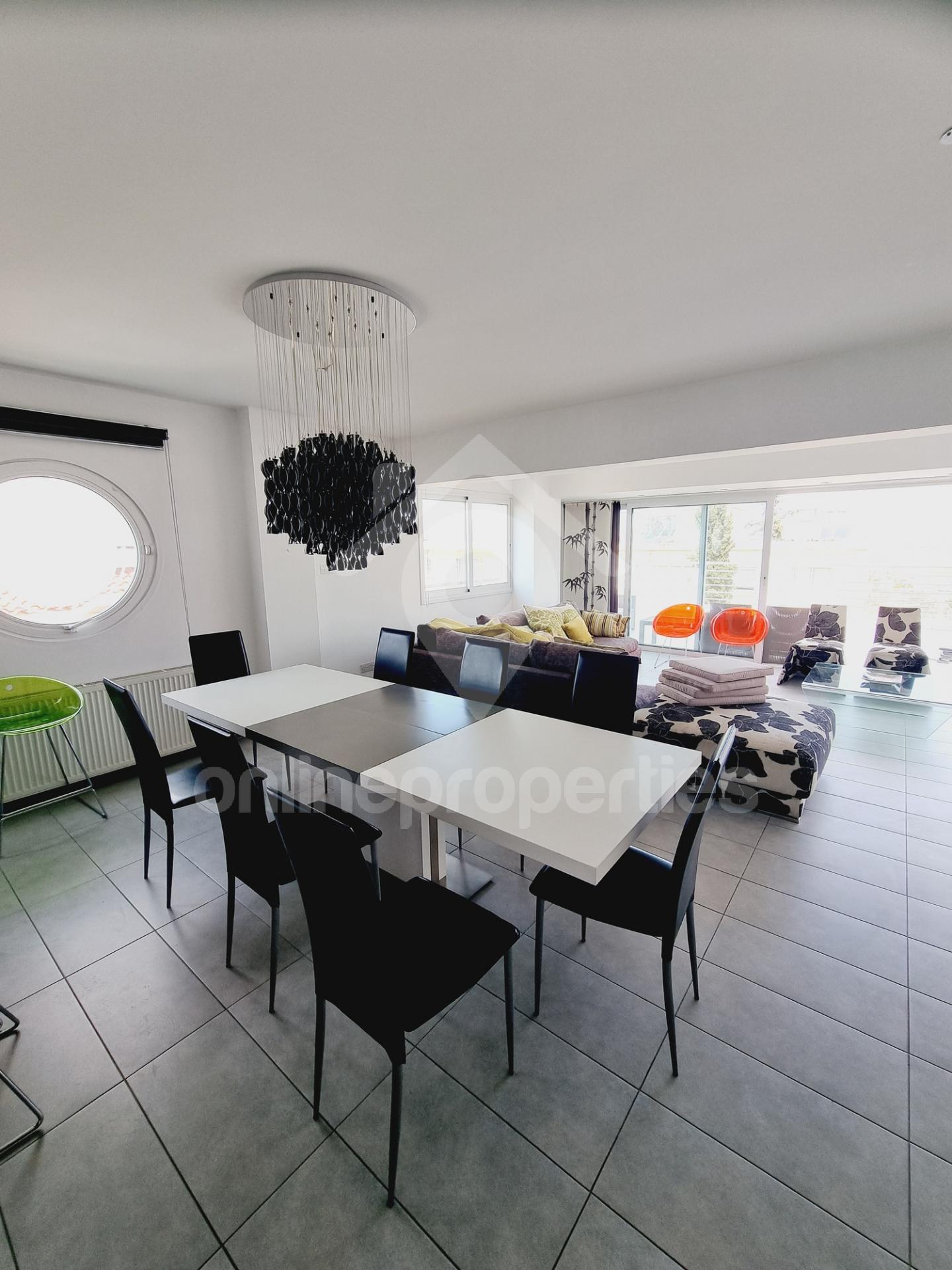 To change image, hover mouse over thumbnails below