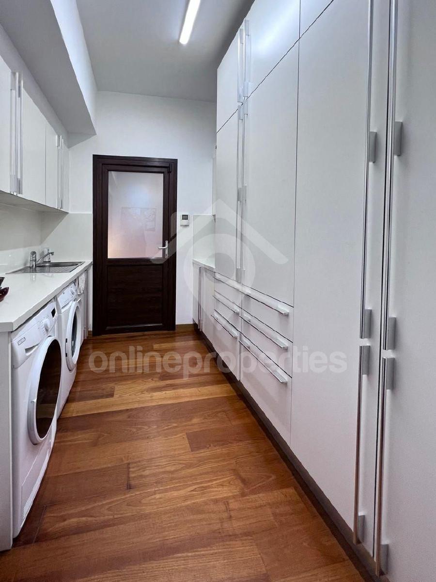 To change image, hover mouse over thumbnails below