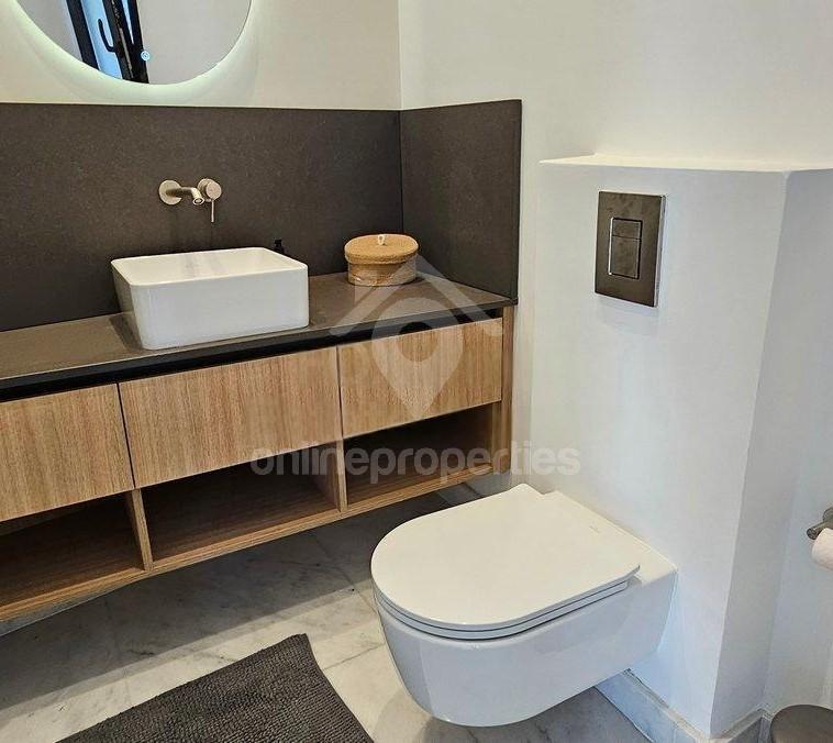 To change image, hover mouse over thumbnails below