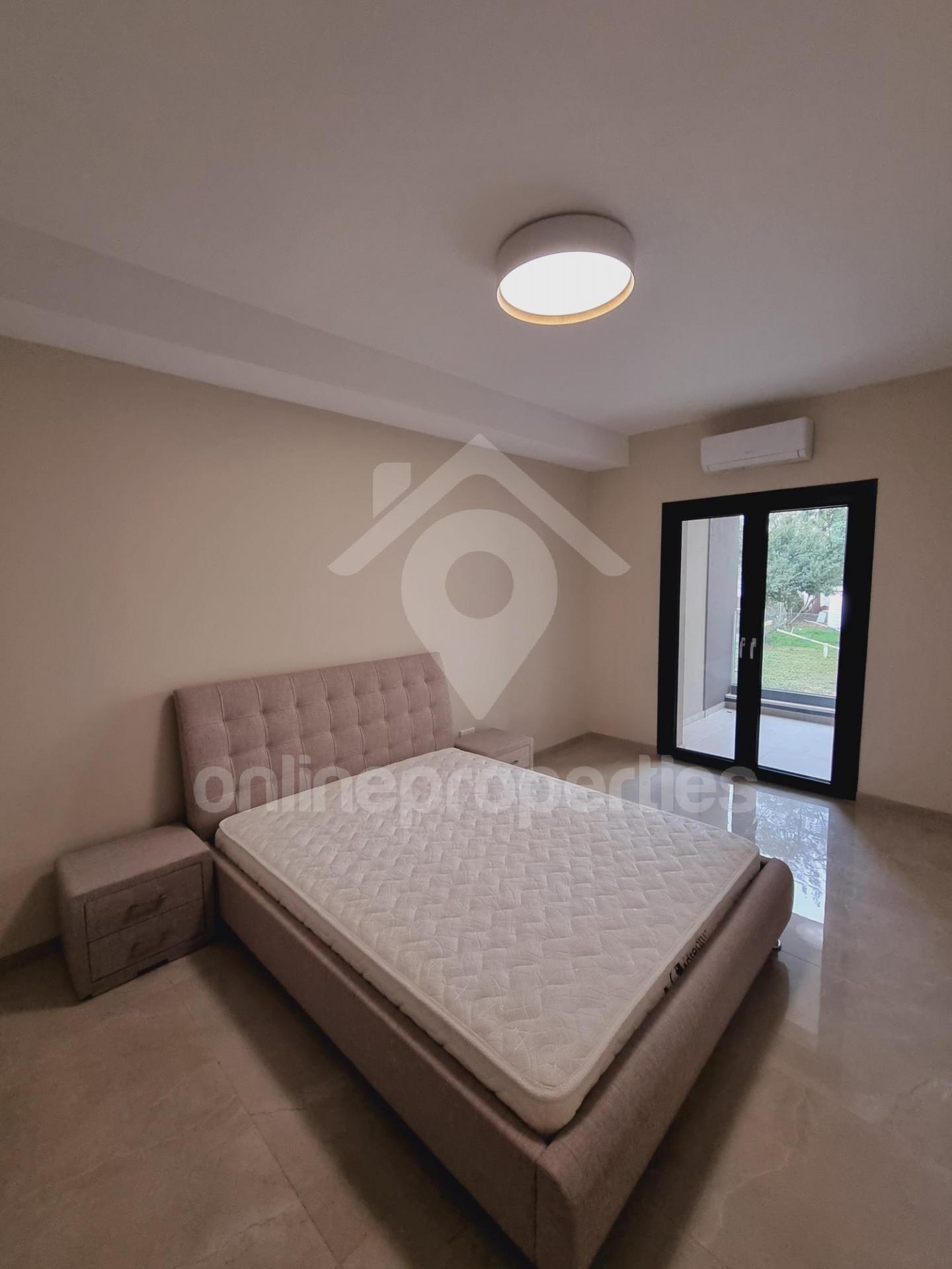 To change image, hover mouse over thumbnails below