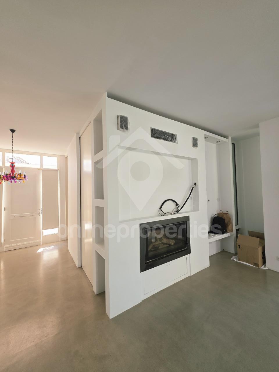 To change image, hover mouse over thumbnails below