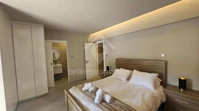 To change image, hover mouse over thumbnails below