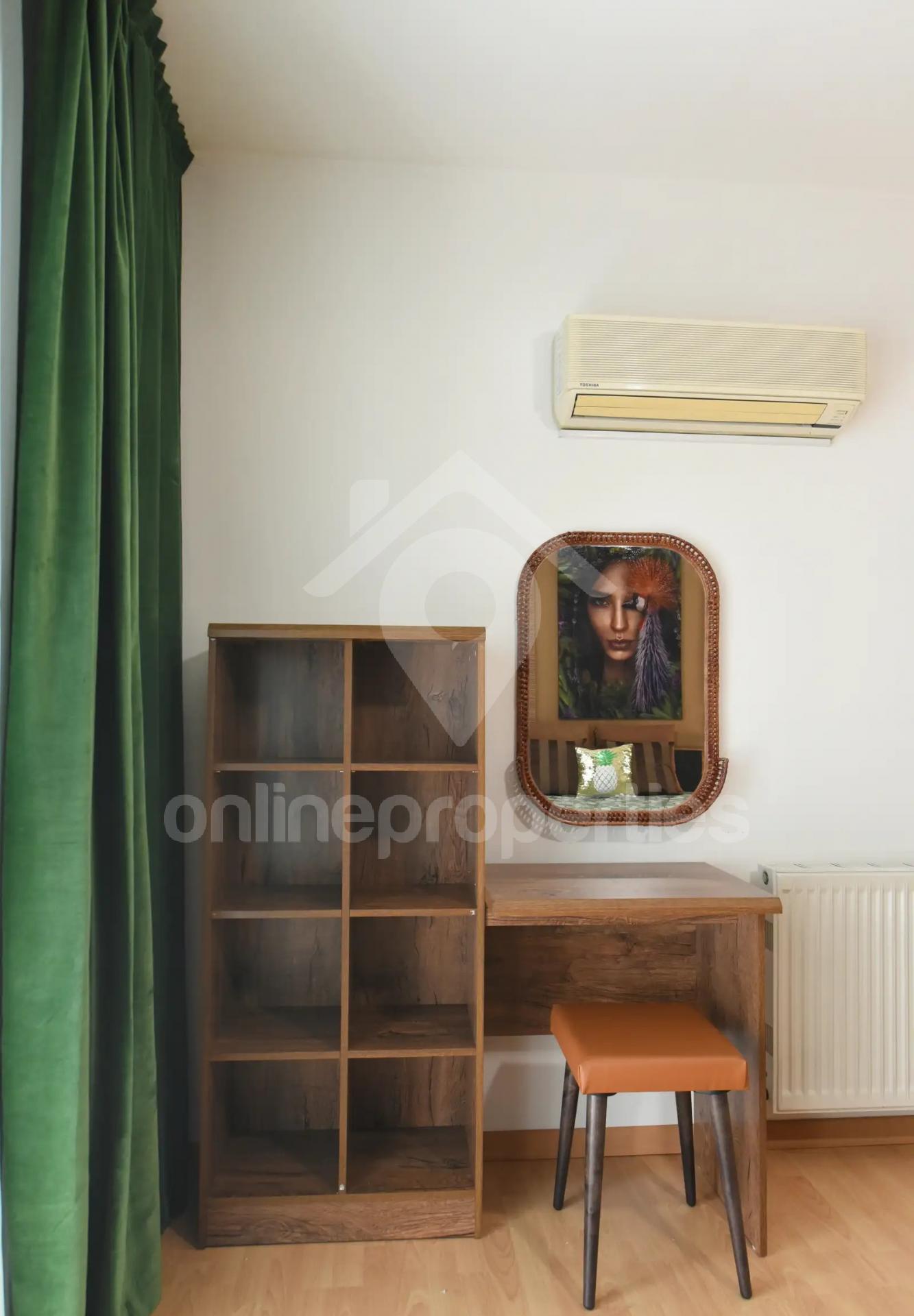 To change image, hover mouse over thumbnails below