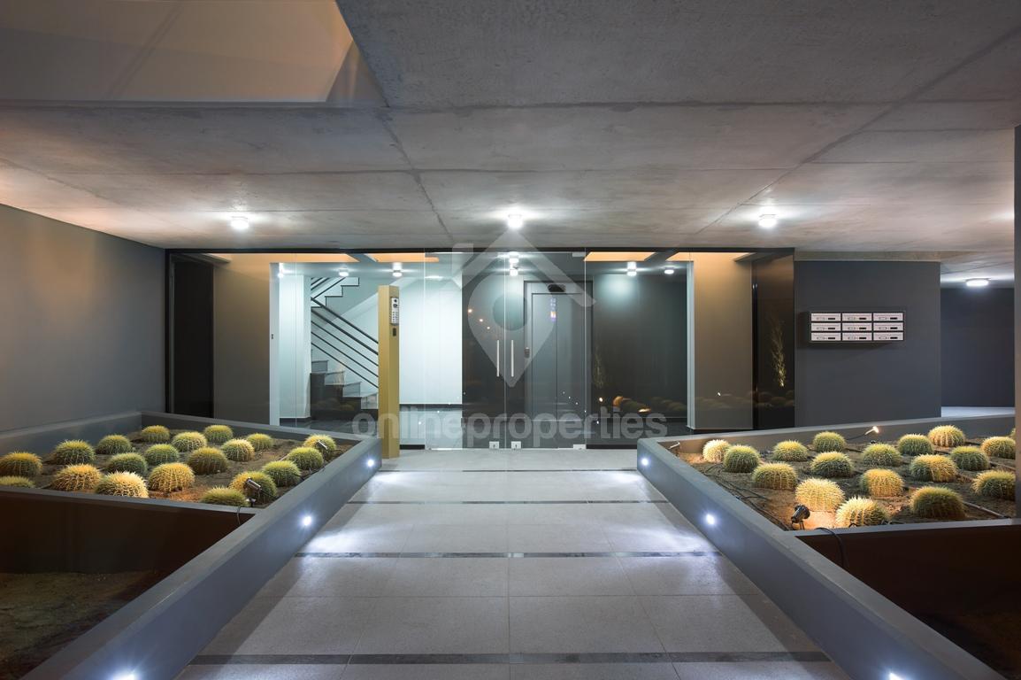 To change image, hover mouse over thumbnails below