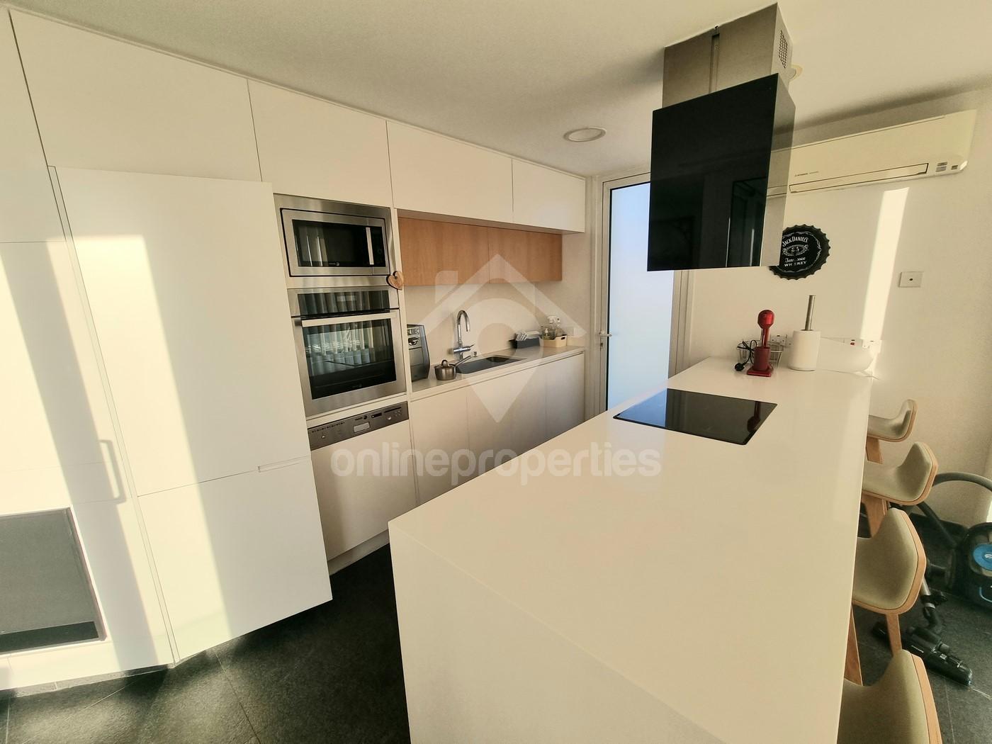 To change image, hover mouse over thumbnails below