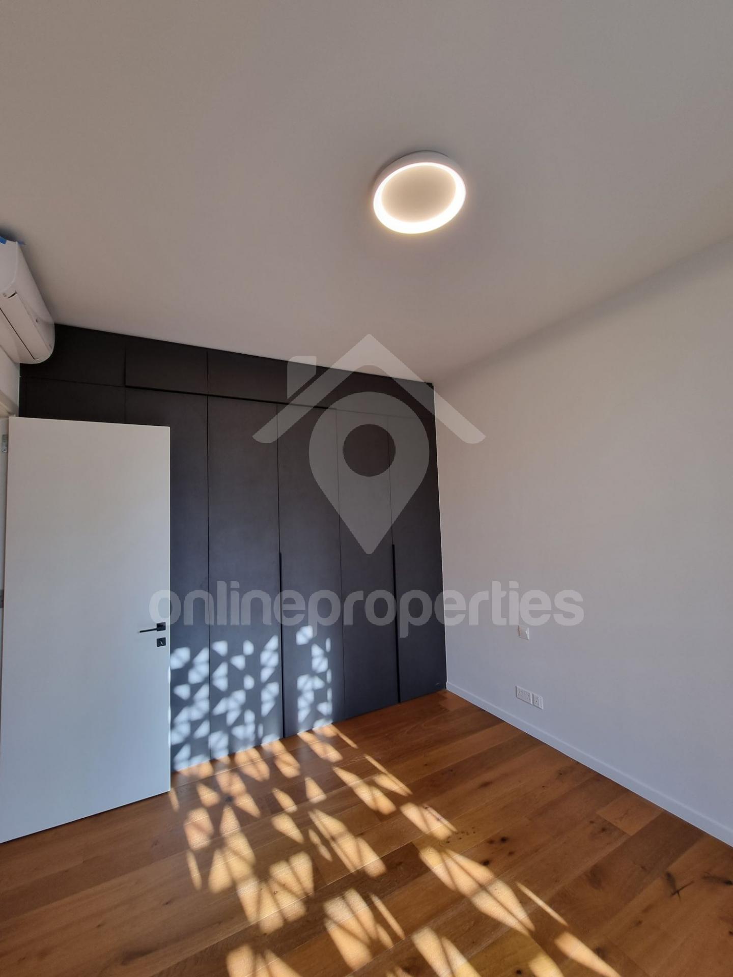 To change image, hover mouse over thumbnails below