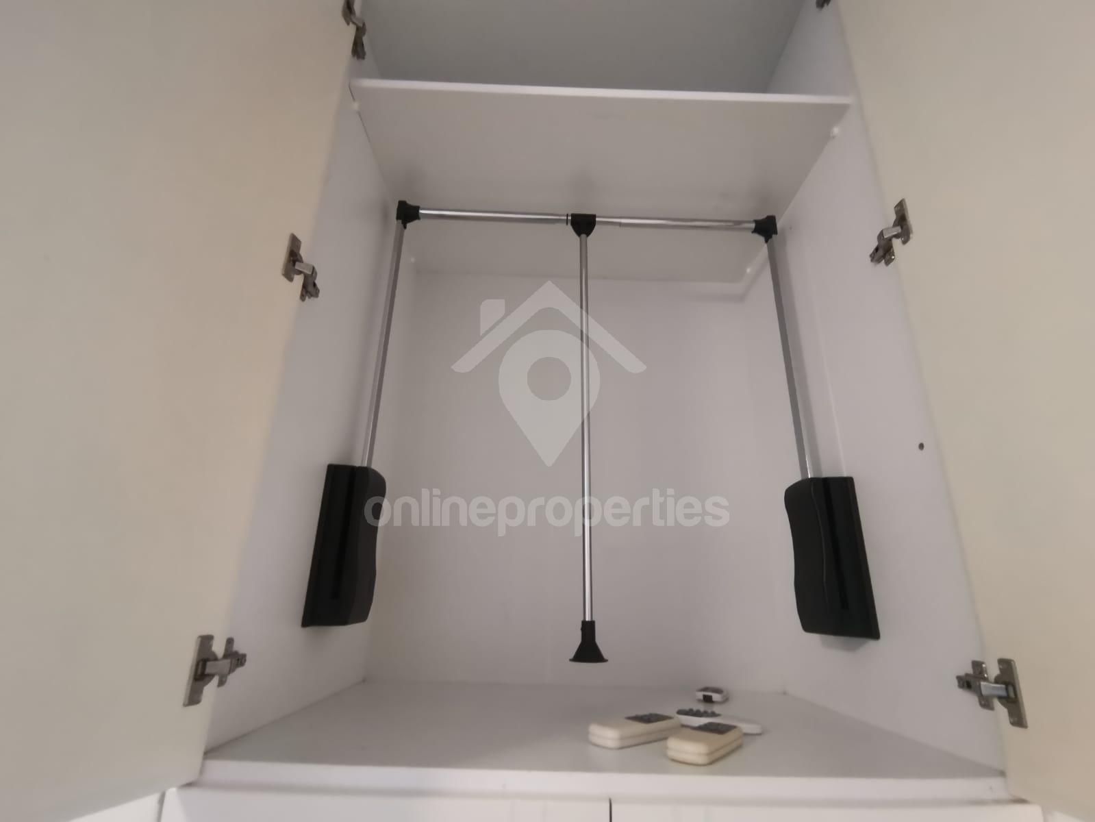 To change image, hover mouse over thumbnails below