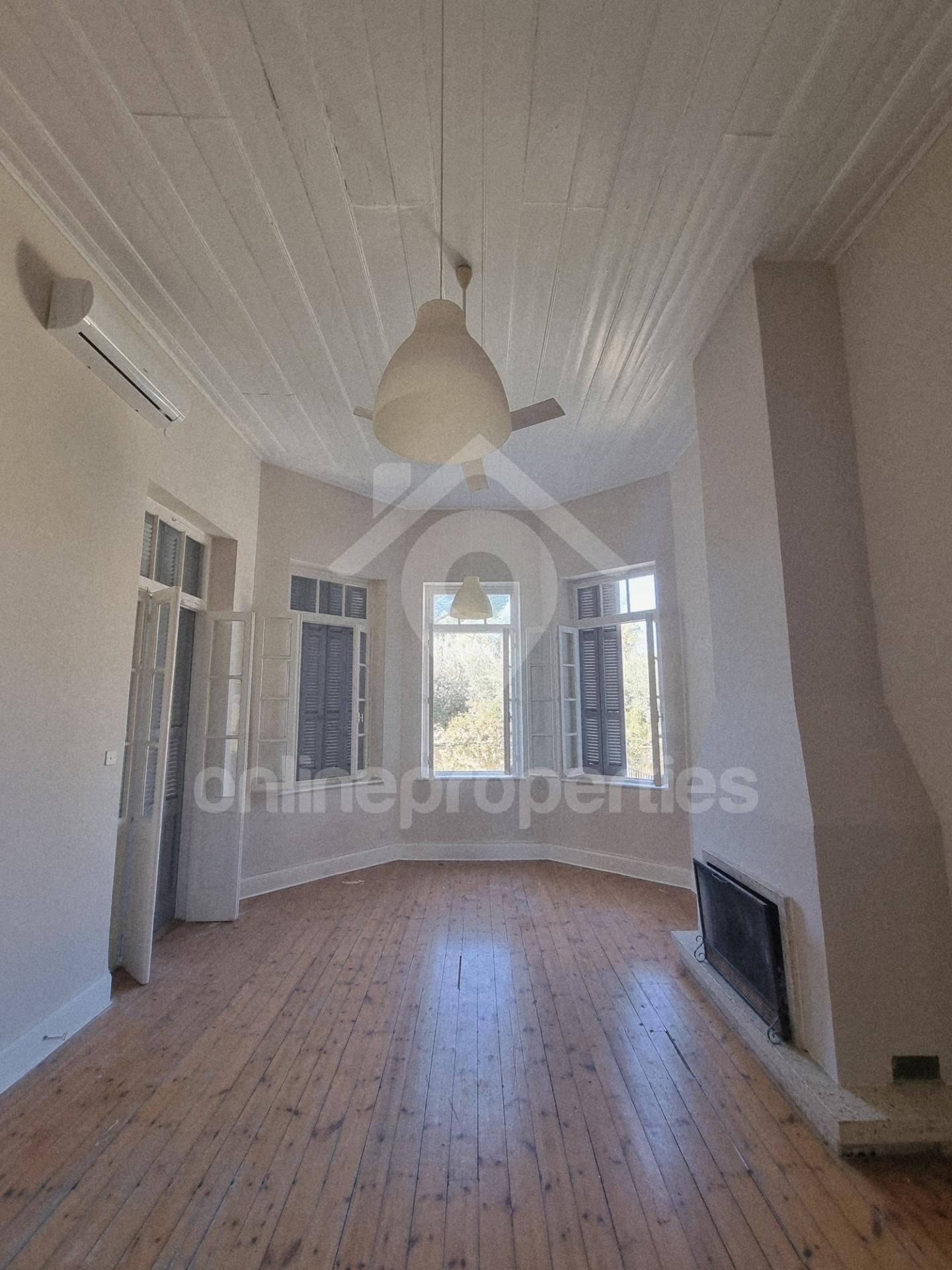 To change image, hover mouse over thumbnails below