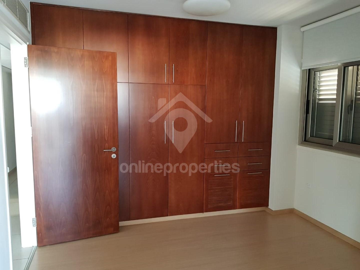 To change image, hover mouse over thumbnails below