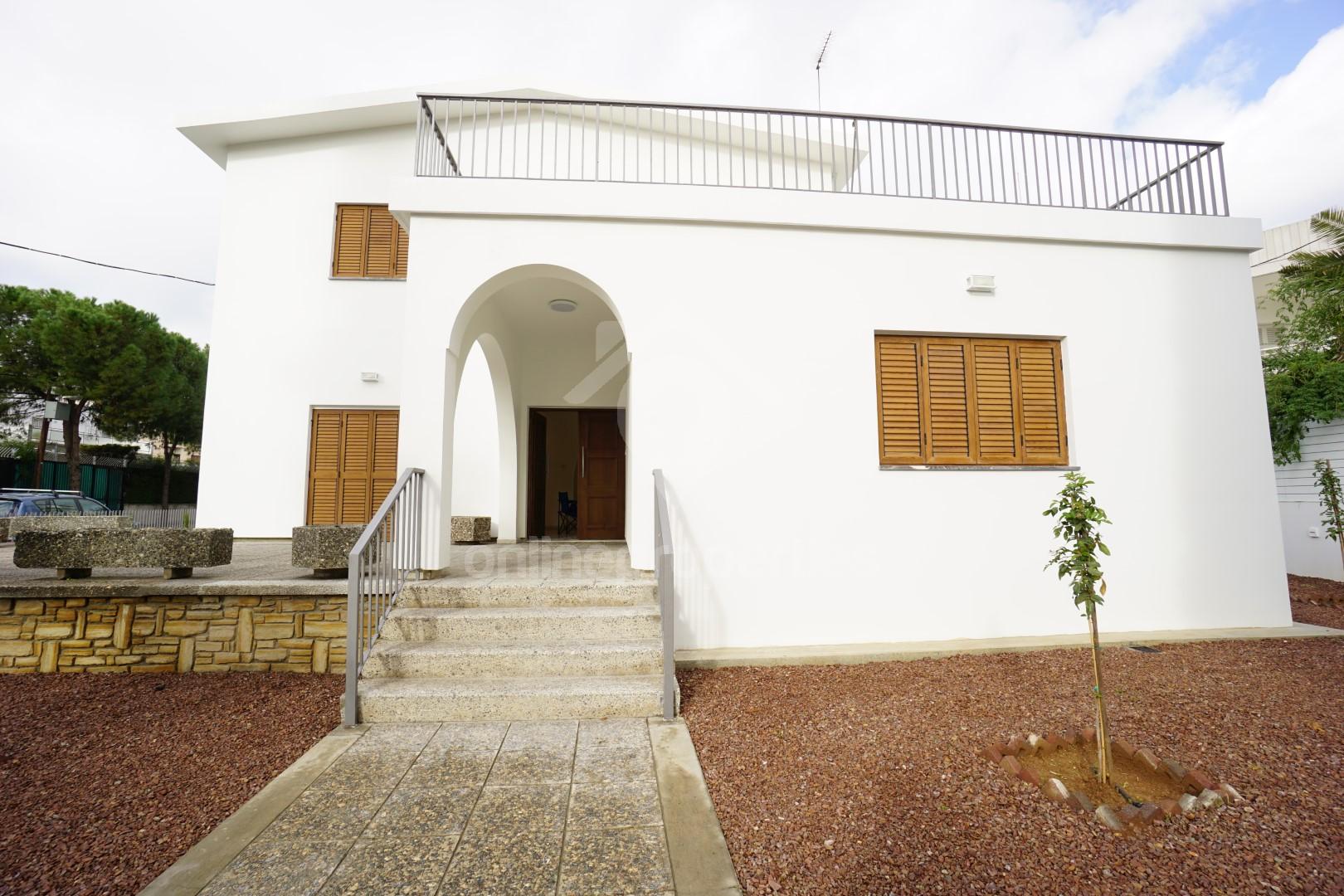 To change image, hover mouse over thumbnails below