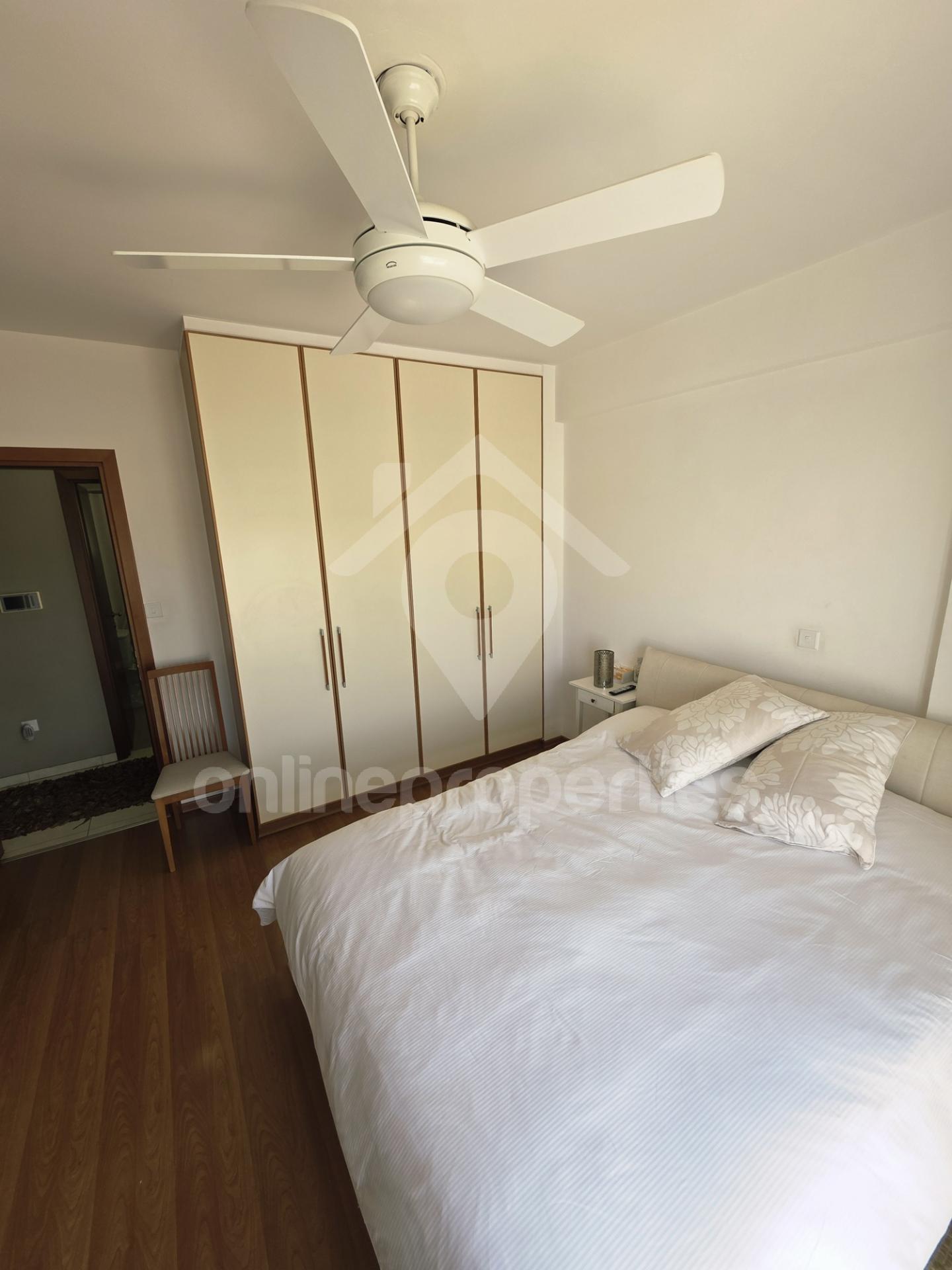 To change image, hover mouse over thumbnails below