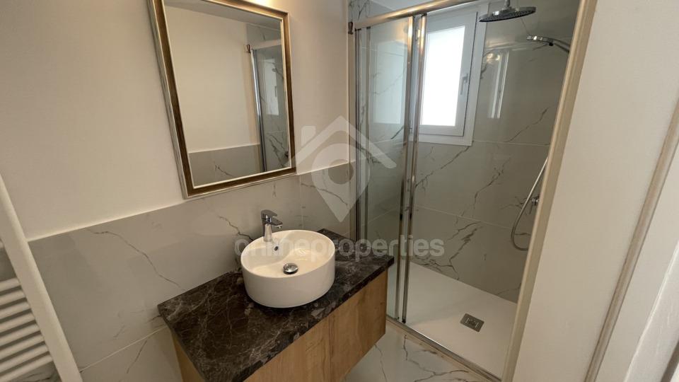 To change image, hover mouse over thumbnails below