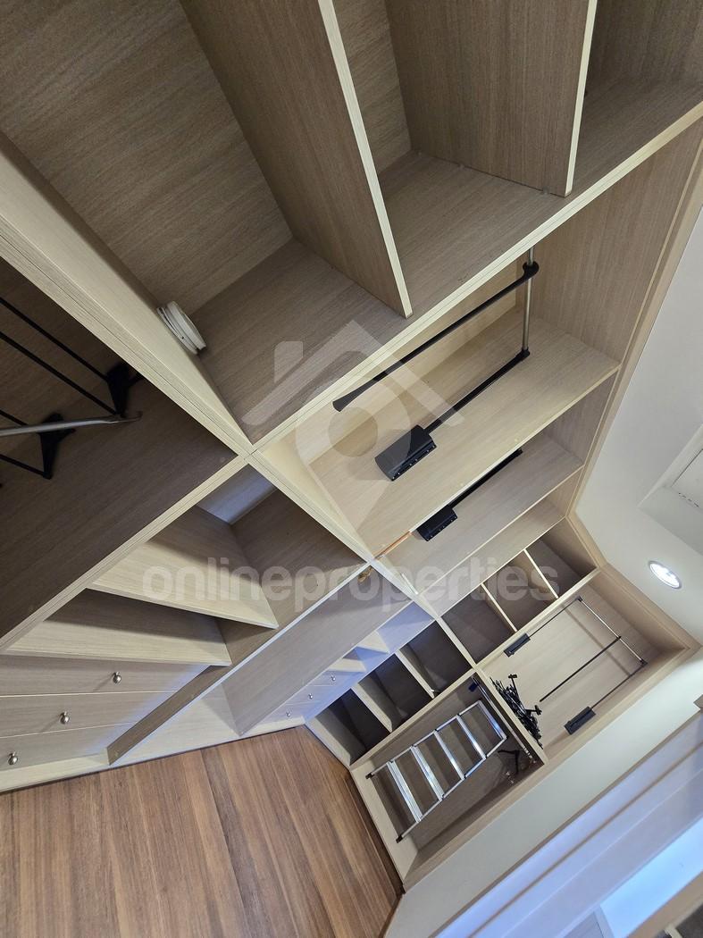 To change image, hover mouse over thumbnails below