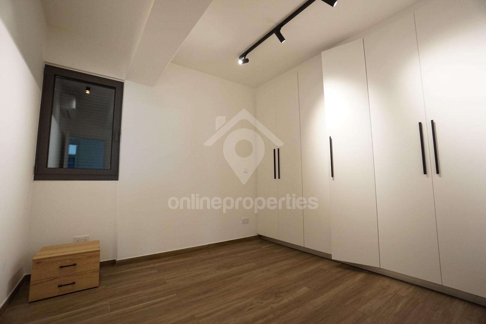 To change image, hover mouse over thumbnails below