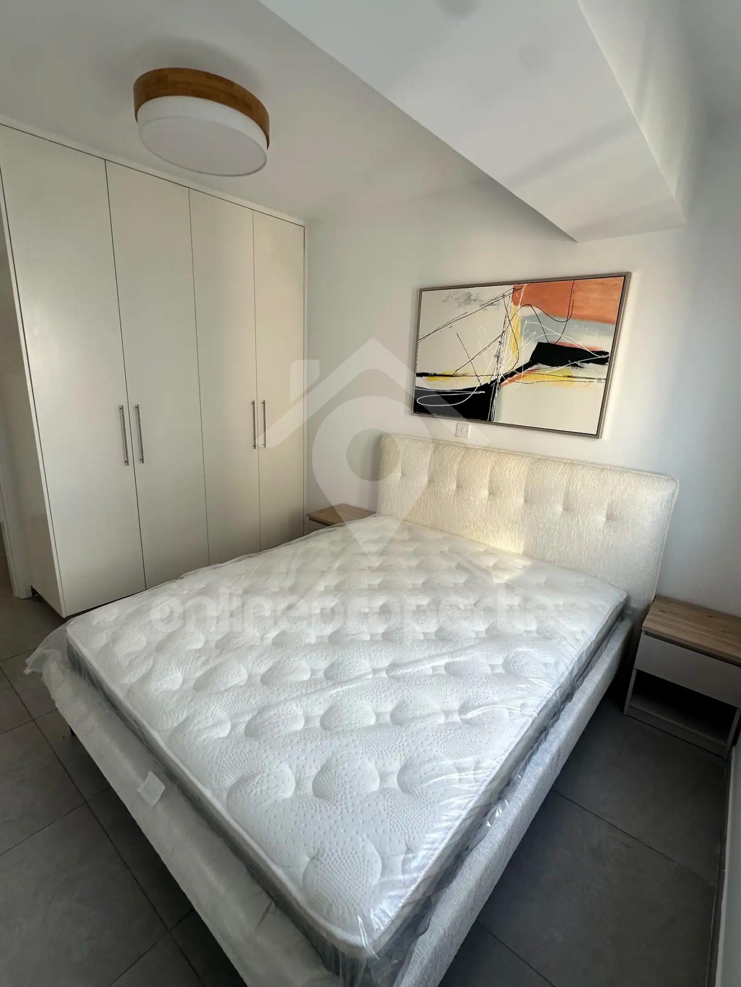 To change image, hover mouse over thumbnails below