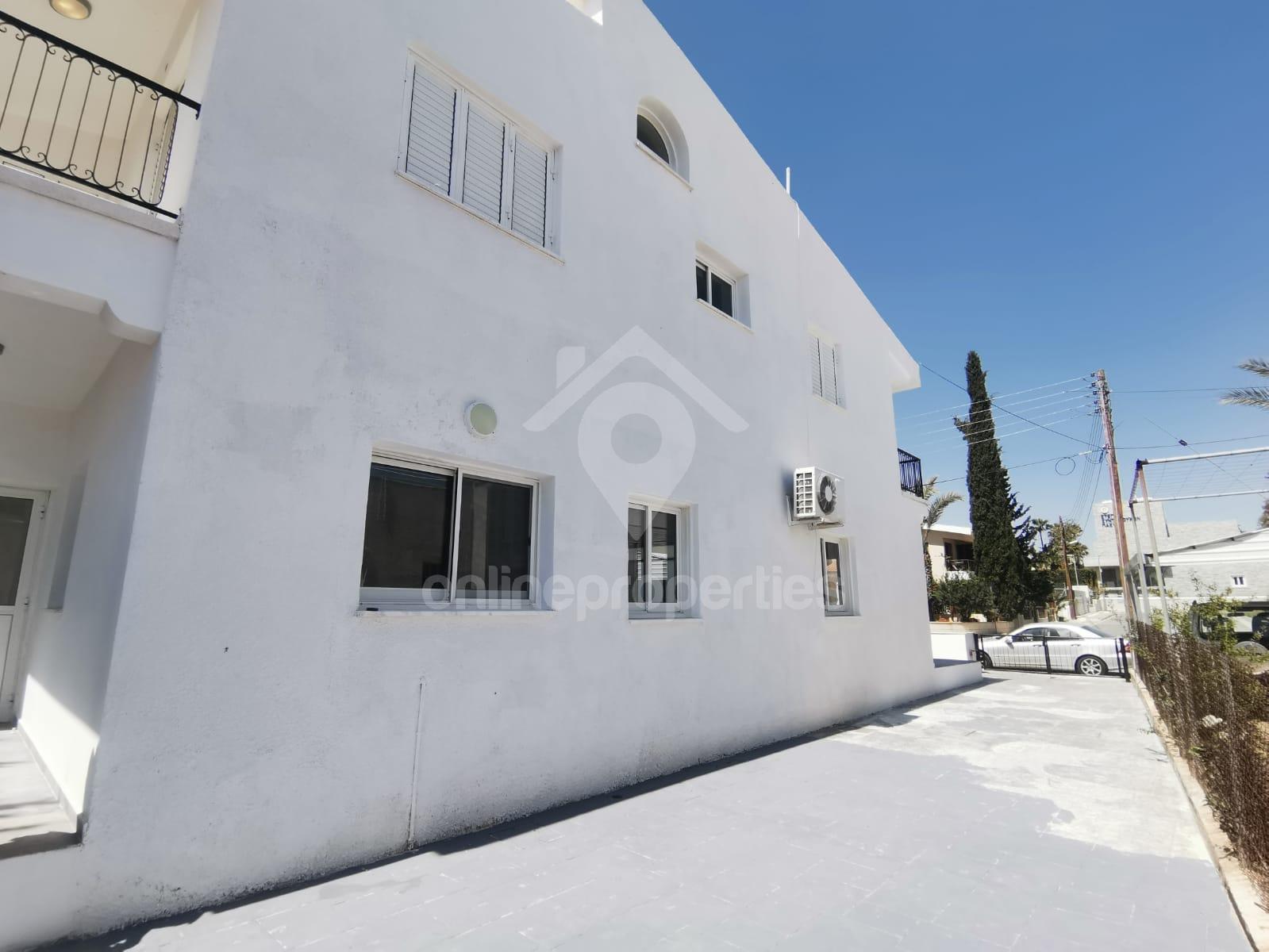 To change image, hover mouse over thumbnails below