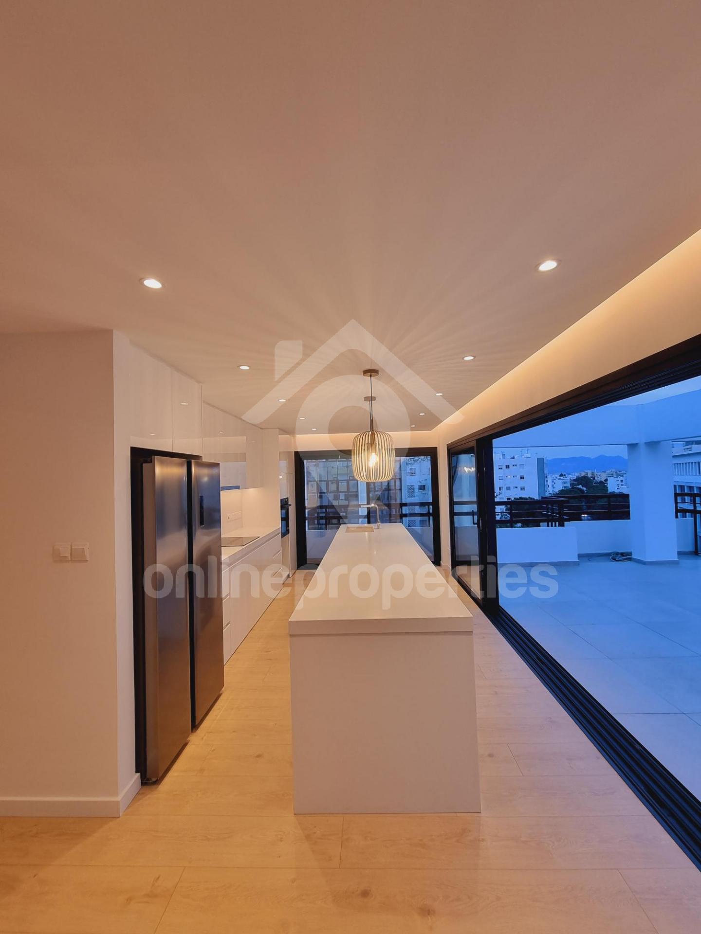 To change image, hover mouse over thumbnails below