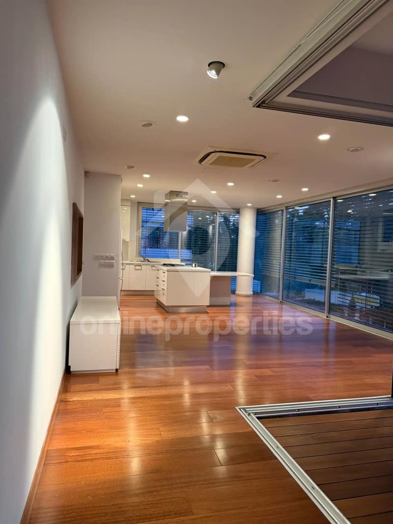 To change image, hover mouse over thumbnails below