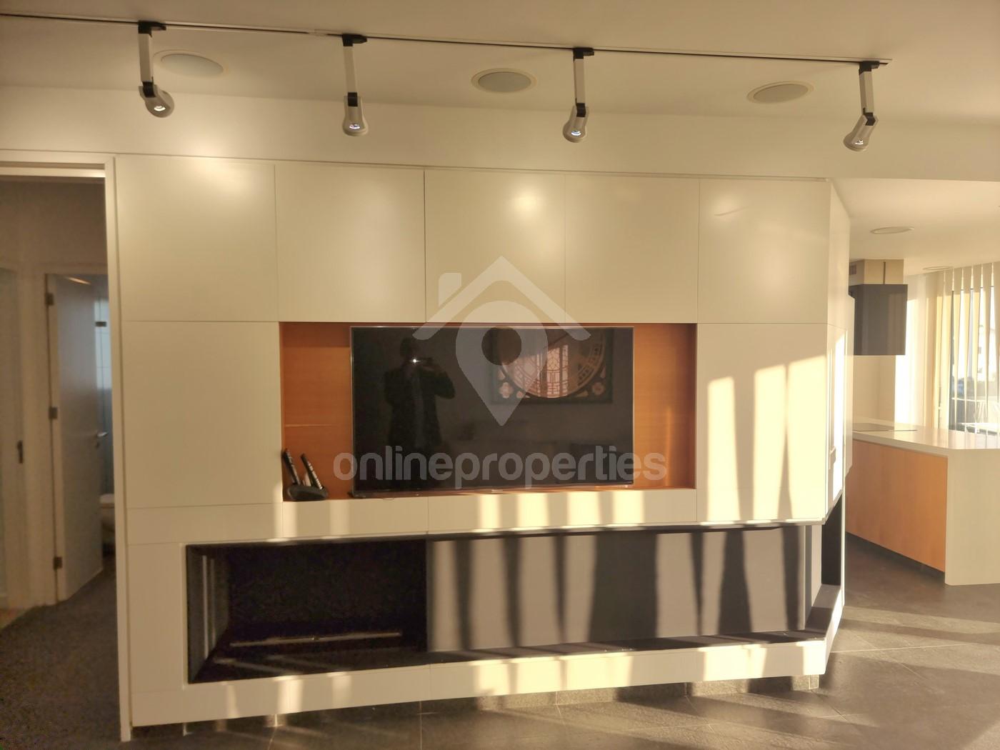 To change image, hover mouse over thumbnails below