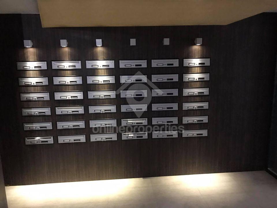 To change image, hover mouse over thumbnails below