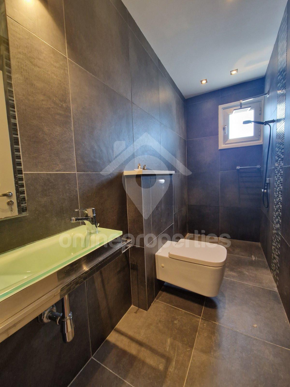 To change image, hover mouse over thumbnails below