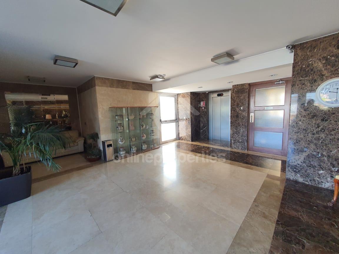 To change image, hover mouse over thumbnails below