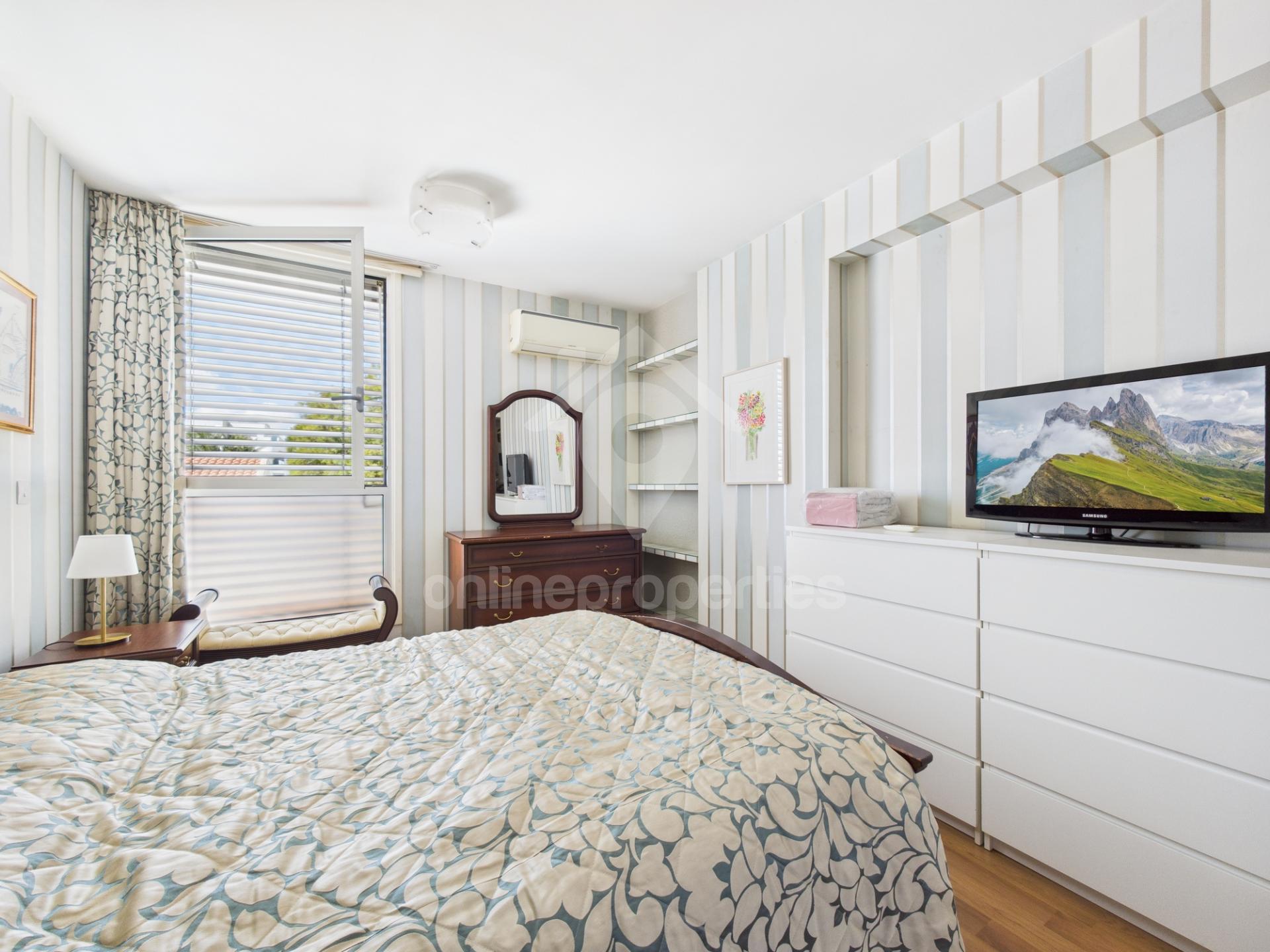 To change image, hover mouse over thumbnails below