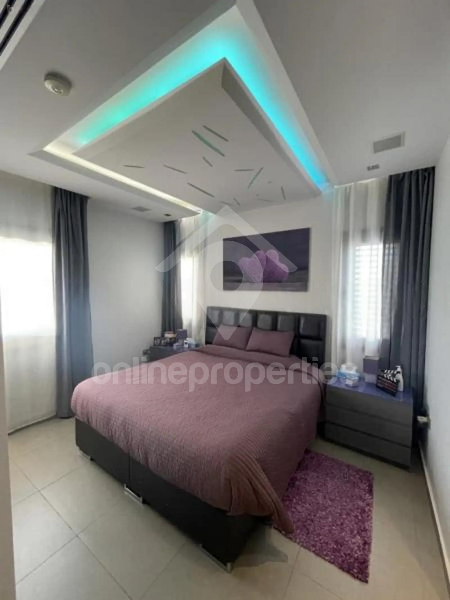 To change image, hover mouse over thumbnails below