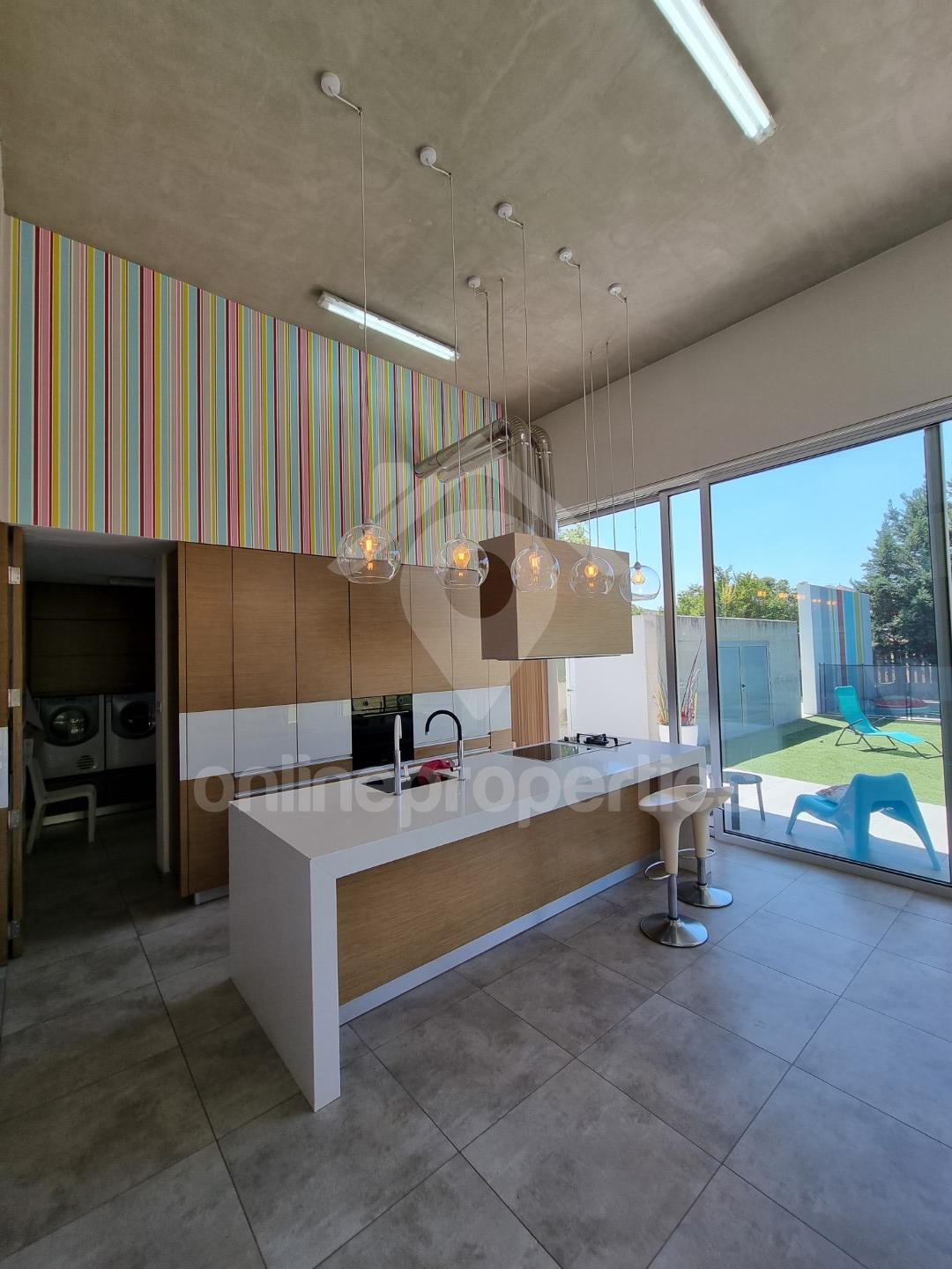 To change image, hover mouse over thumbnails below