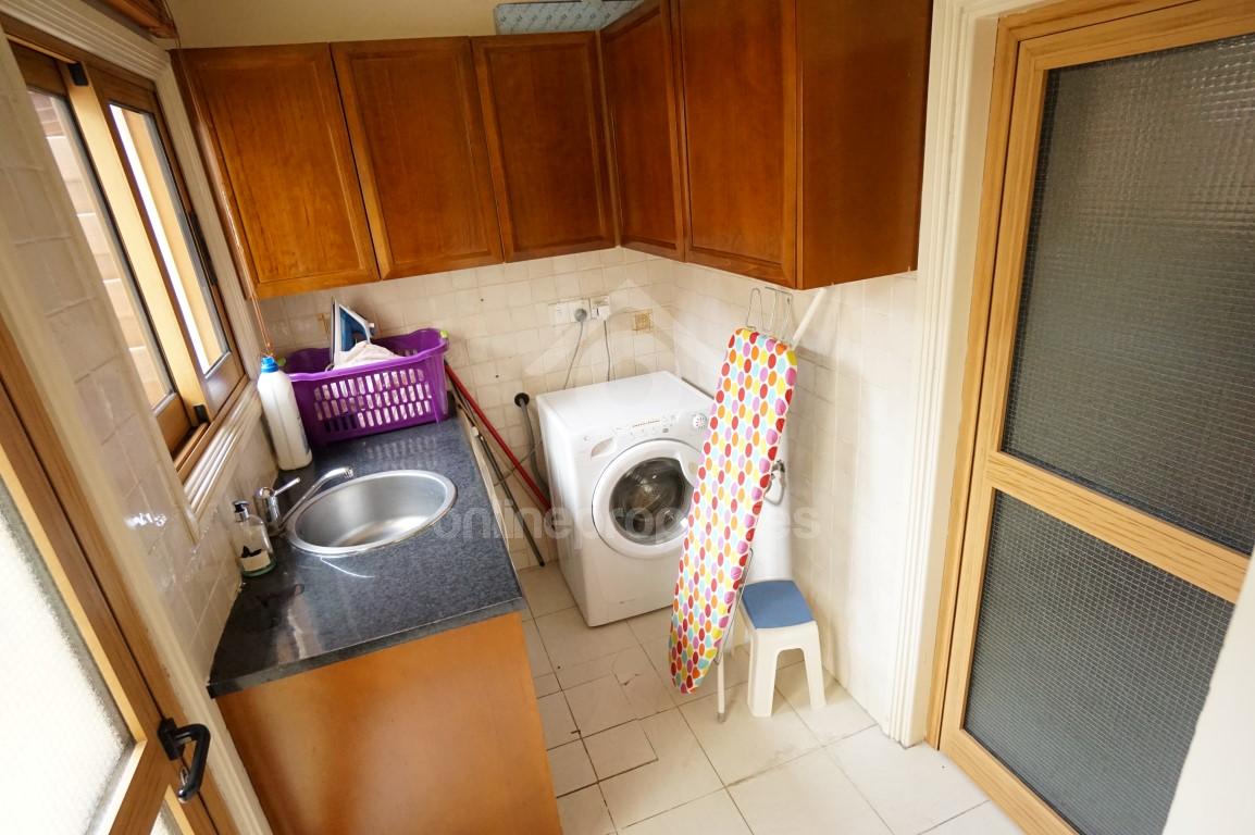 To change image, hover mouse over thumbnails below