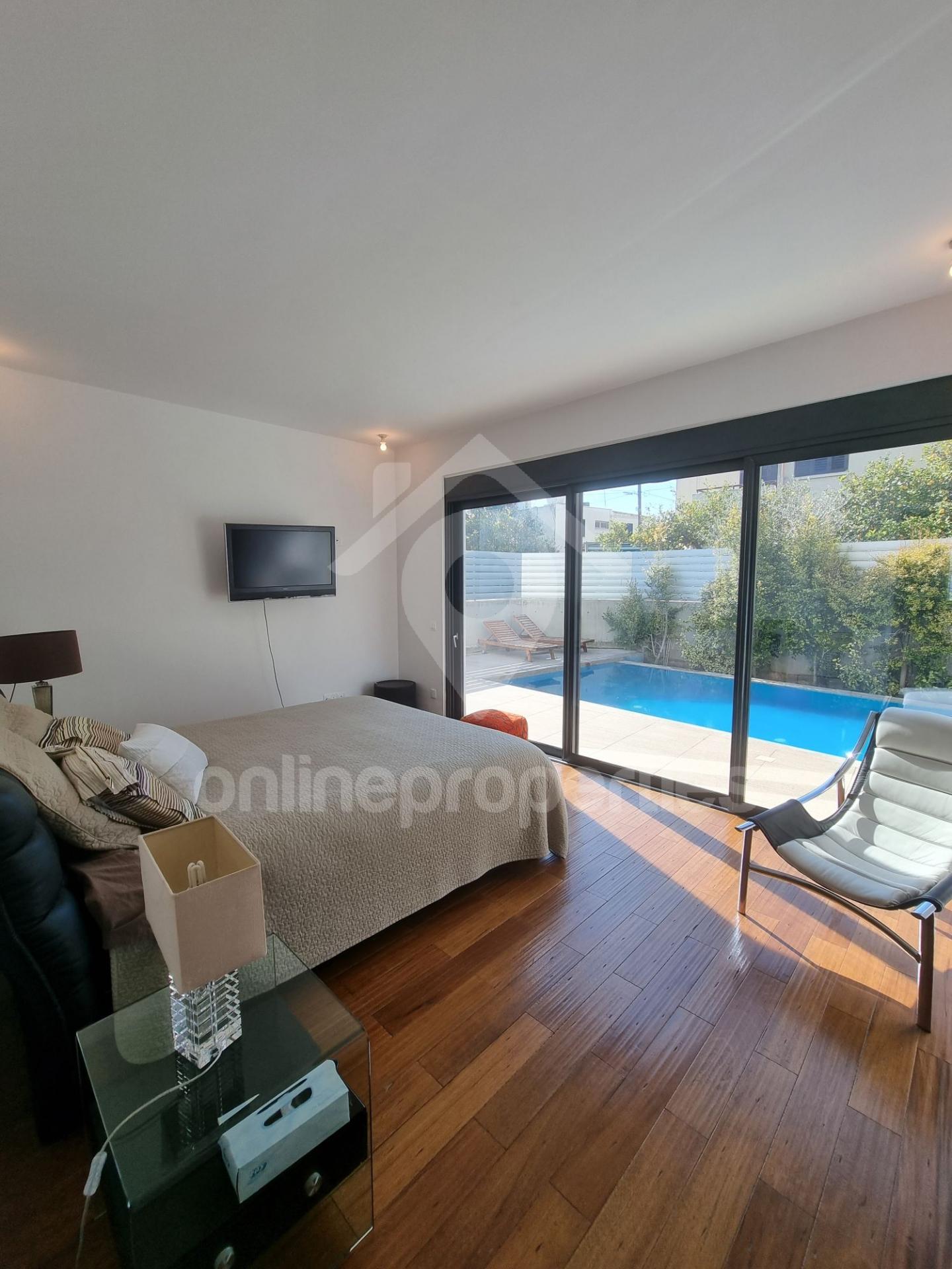 To change image, hover mouse over thumbnails below