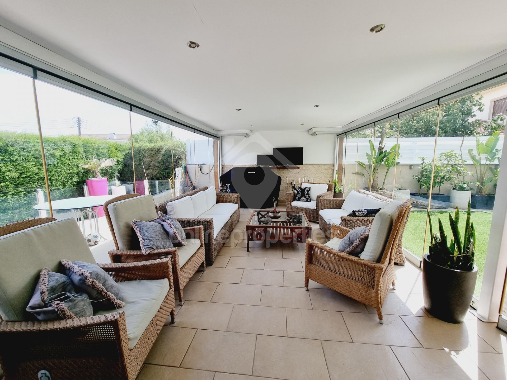 To change image, hover mouse over thumbnails below