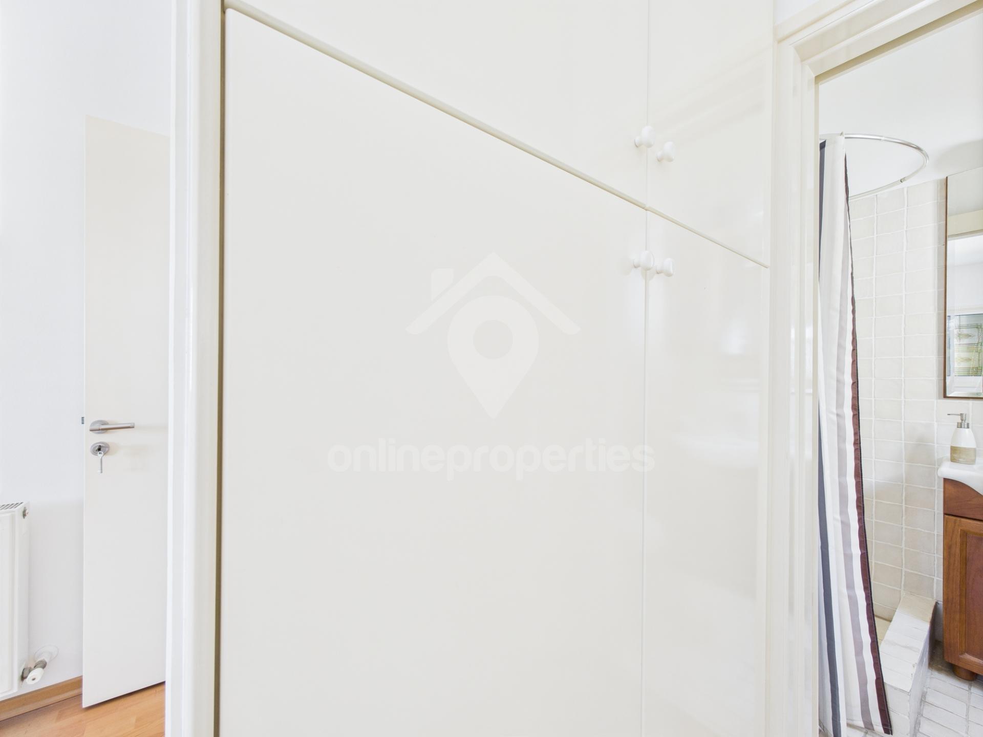 To change image, hover mouse over thumbnails below