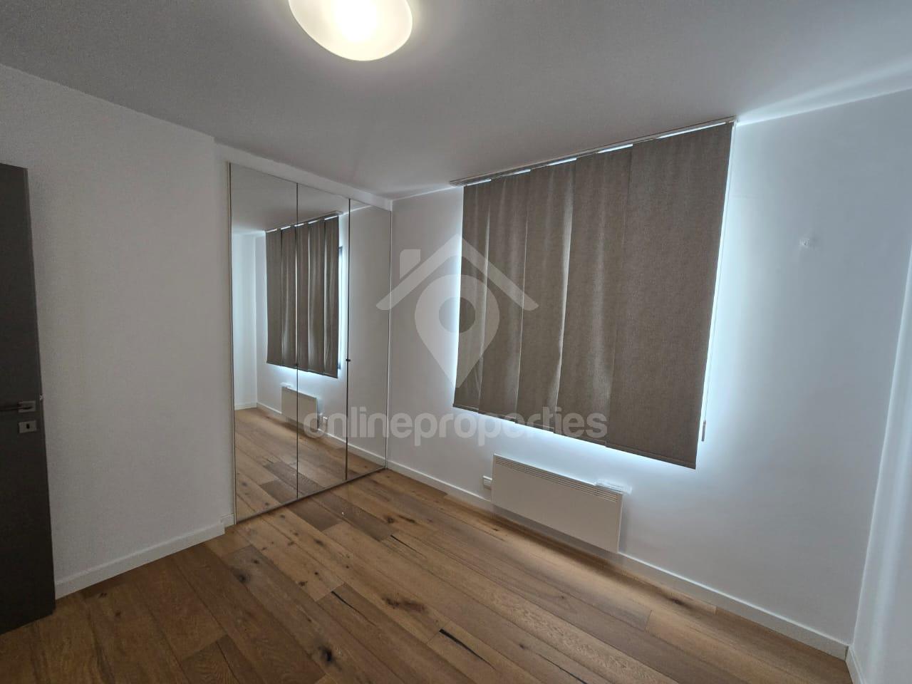 To change image, hover mouse over thumbnails below