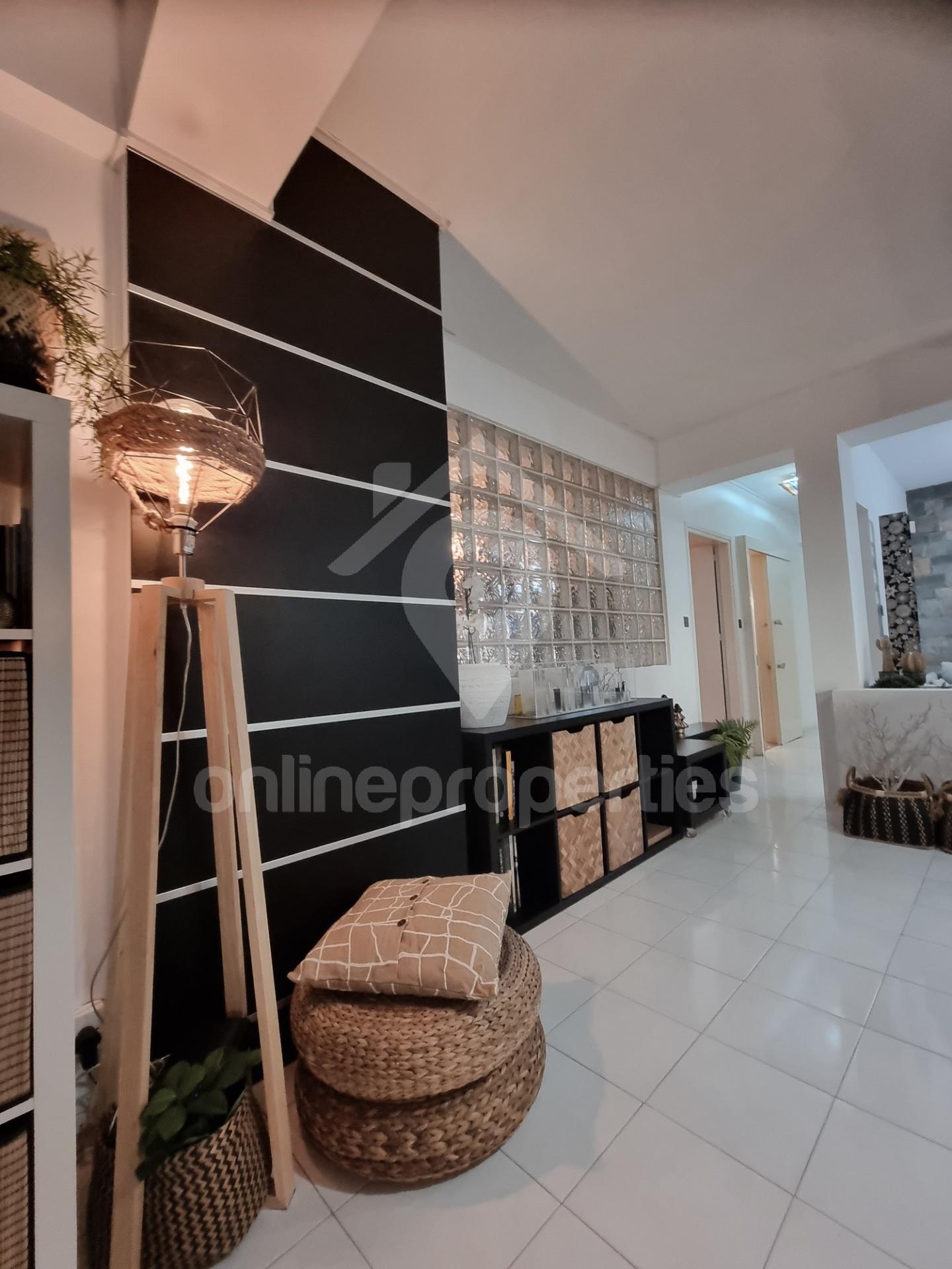 To change image, hover mouse over thumbnails below