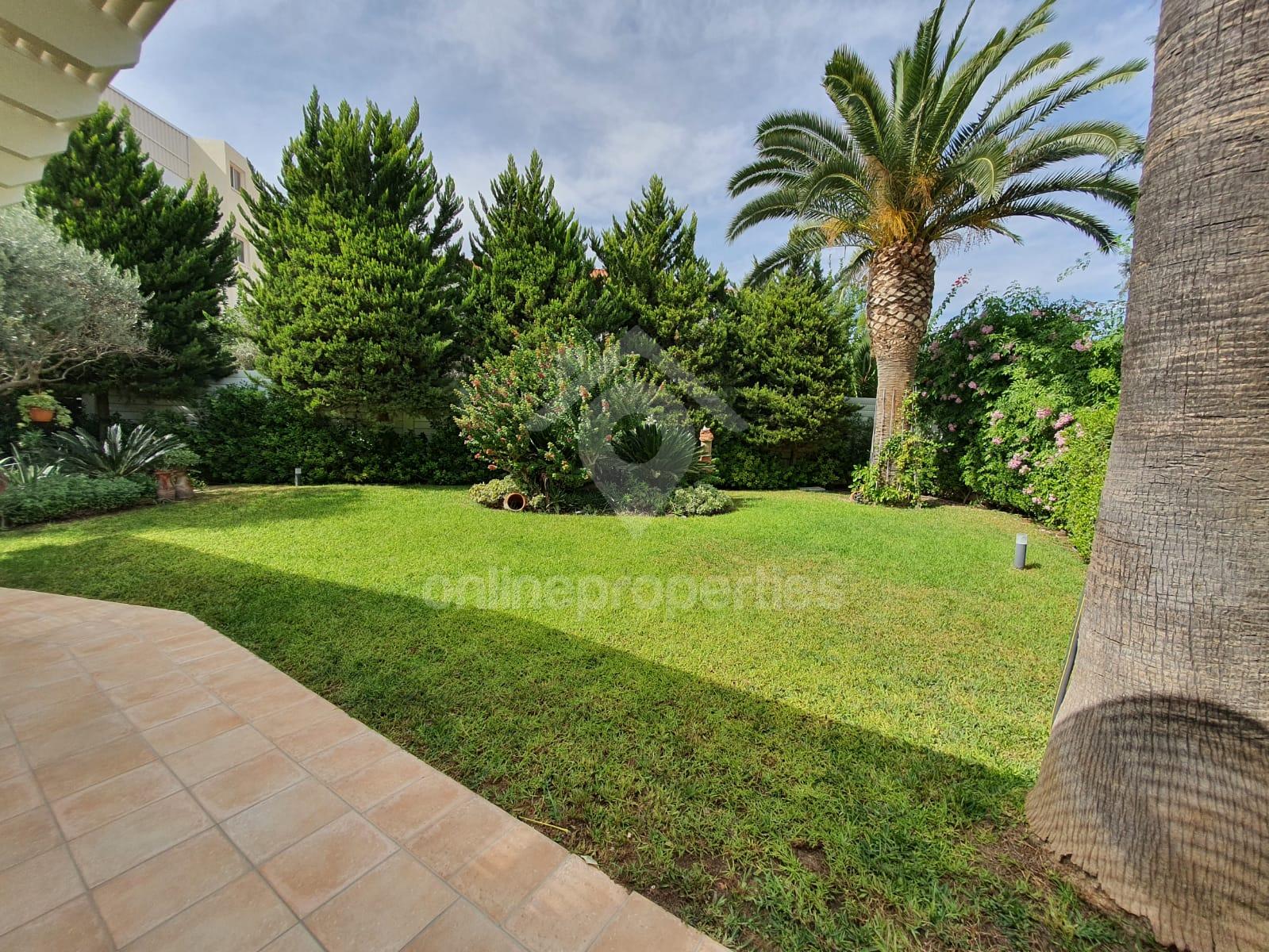 To change image, hover mouse over thumbnails below