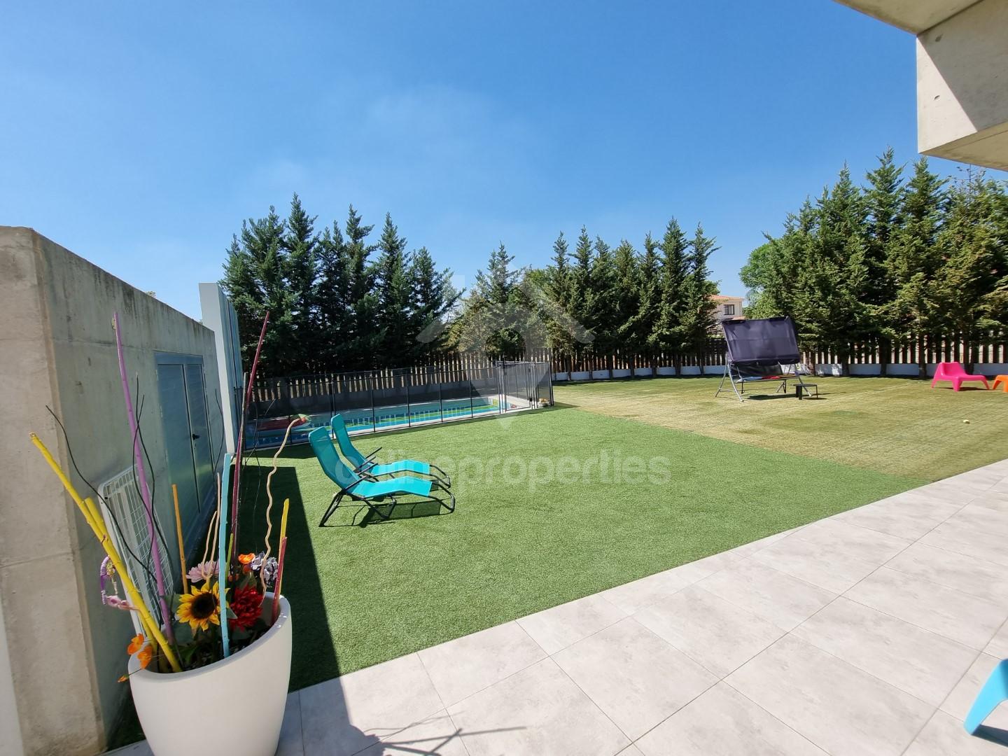 To change image, hover mouse over thumbnails below