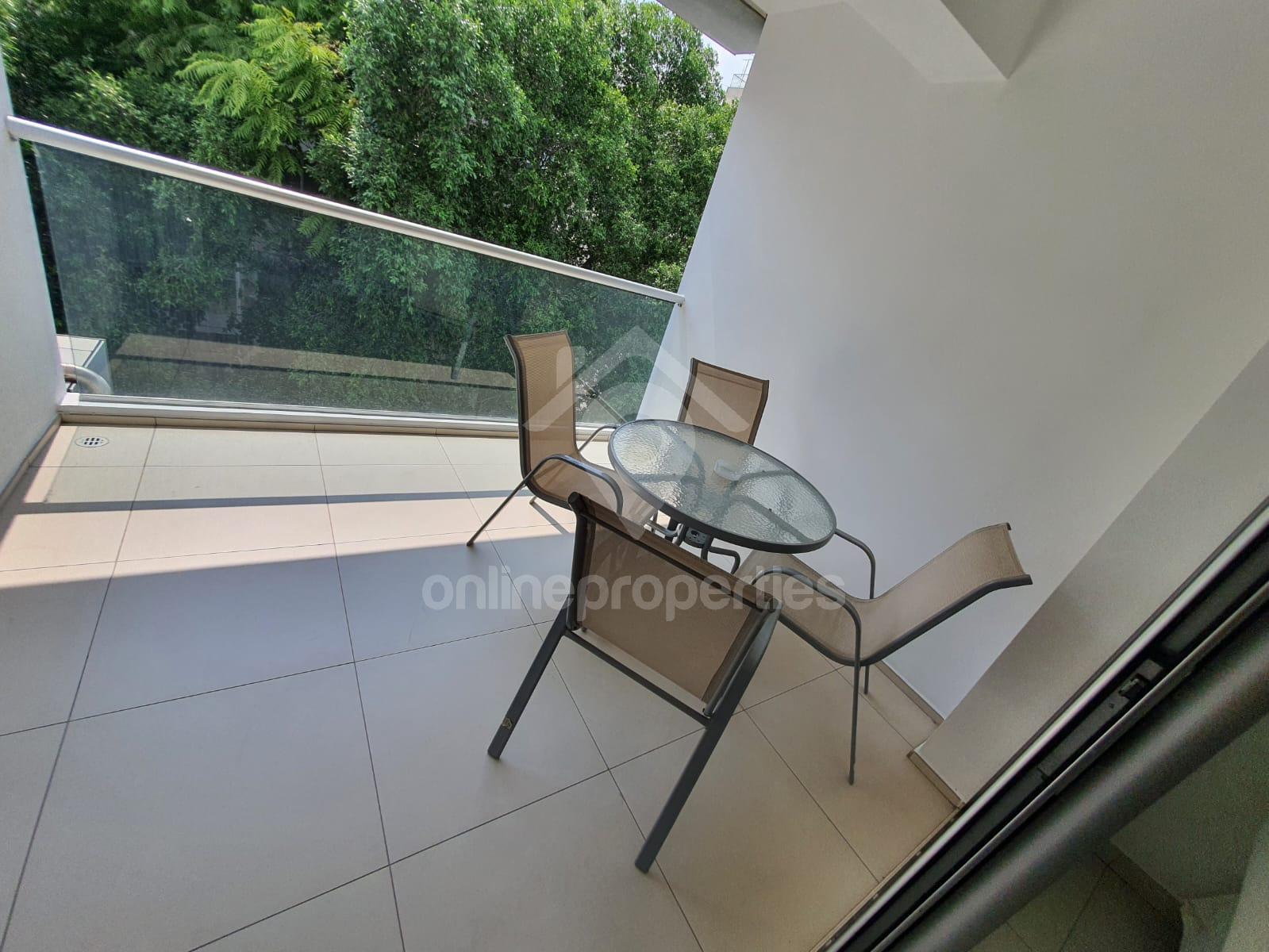 To change image, hover mouse over thumbnails below