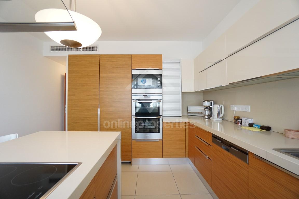 To change image, hover mouse over thumbnails below