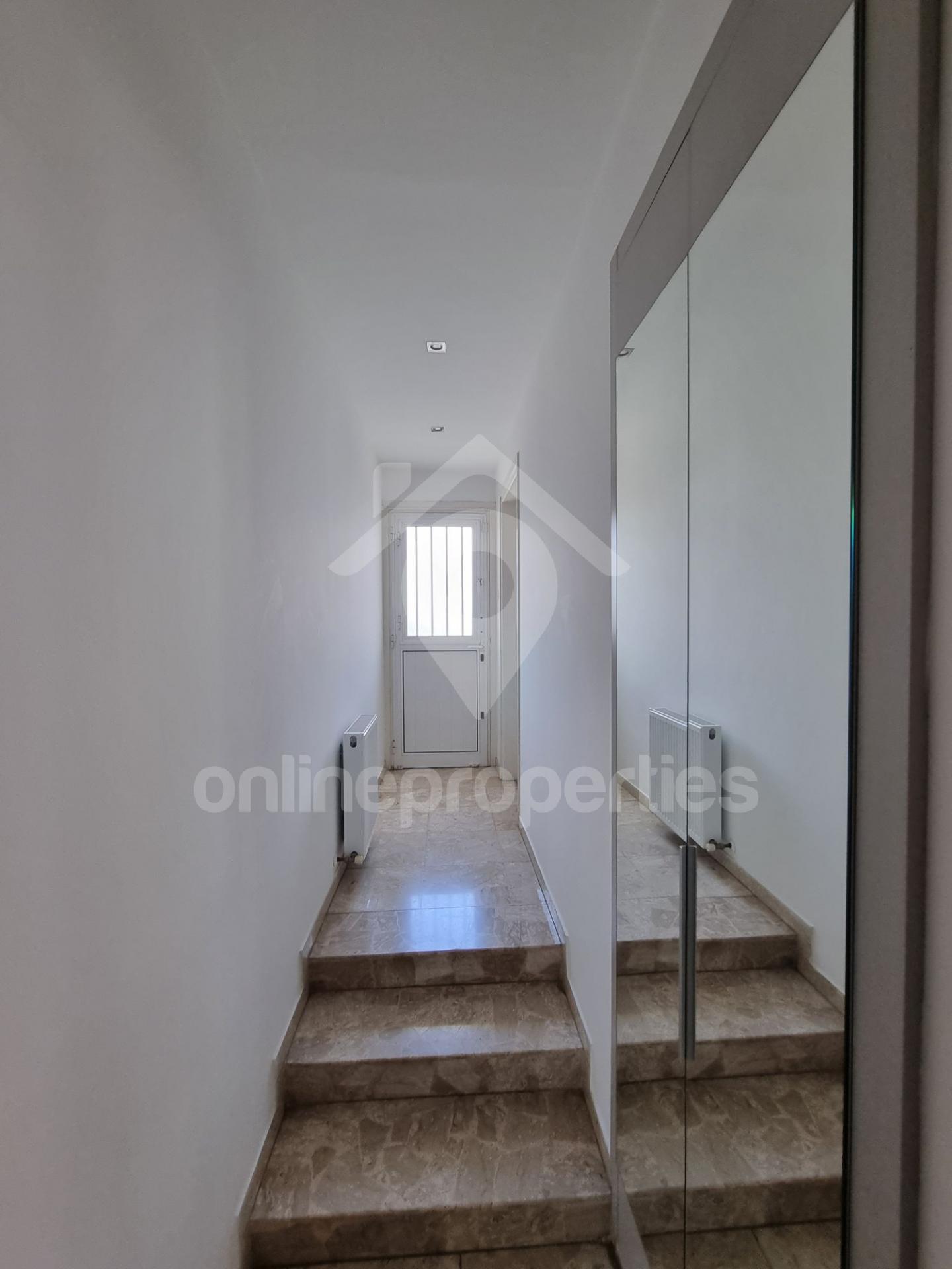 To change image, hover mouse over thumbnails below