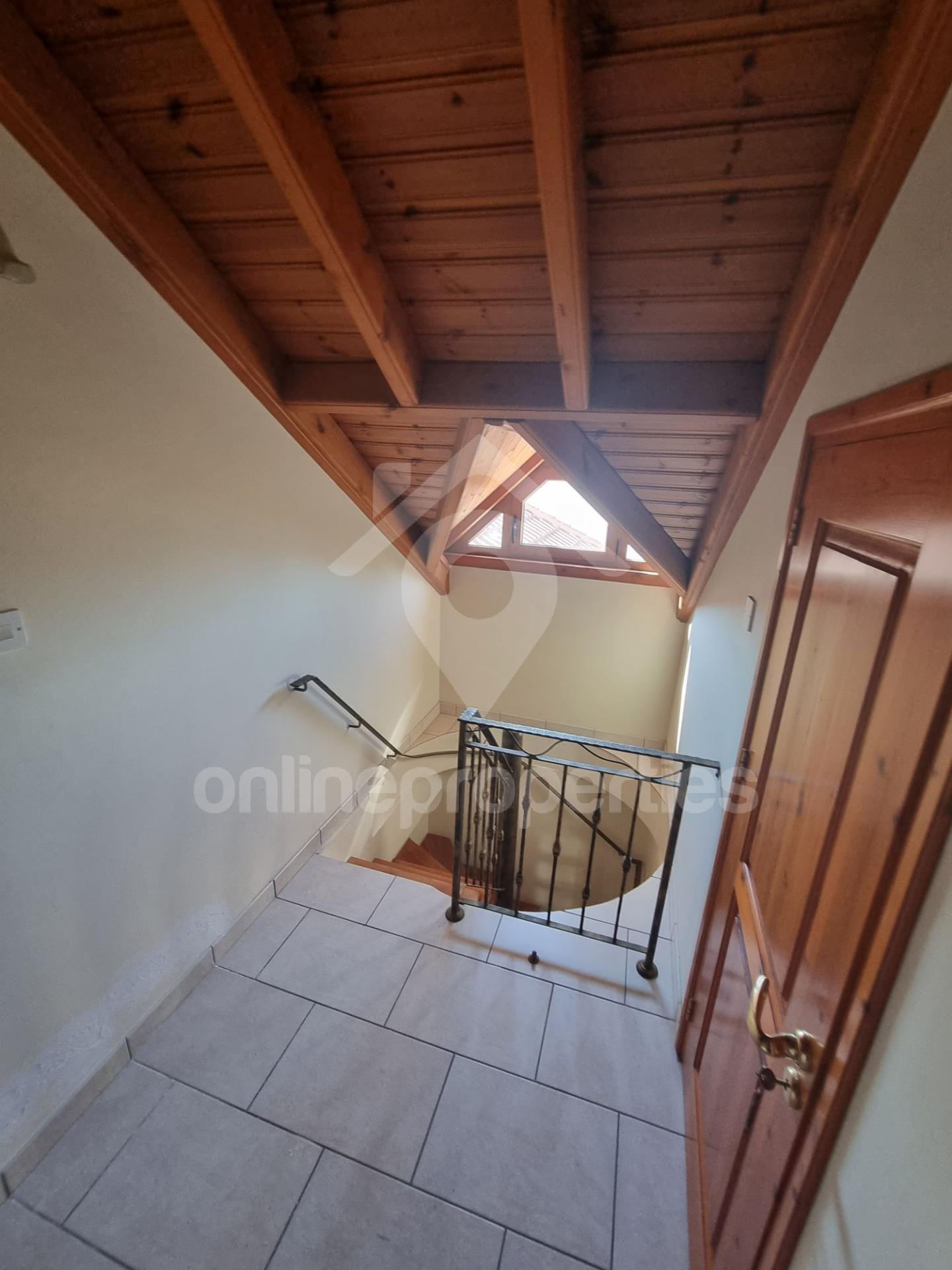 To change image, hover mouse over thumbnails below