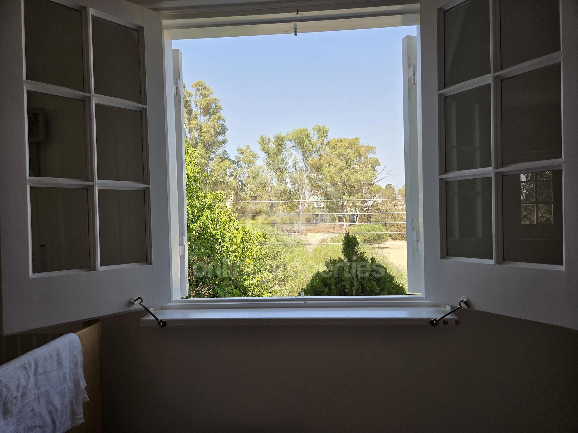 To change image, hover mouse over thumbnails below