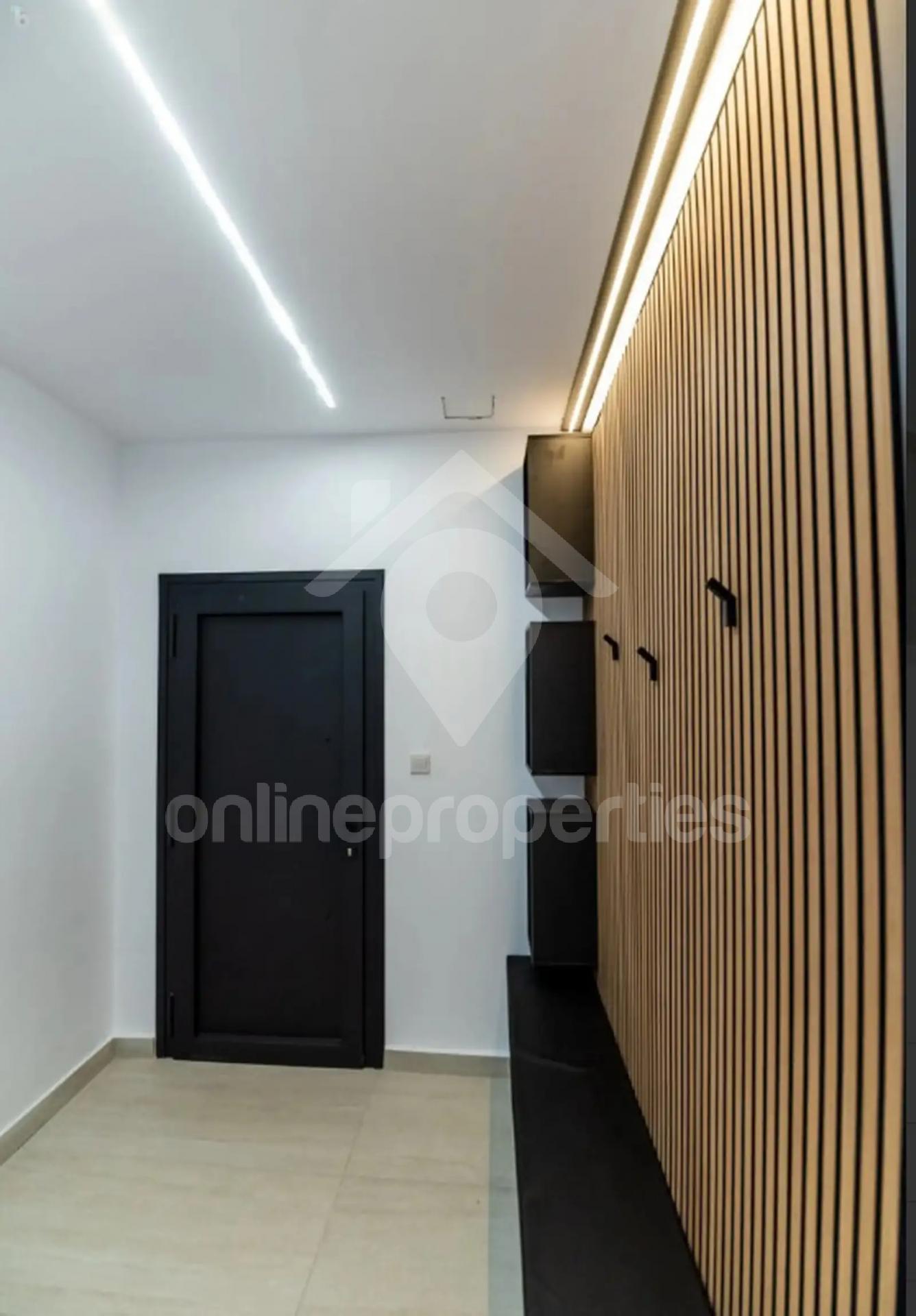 To change image, hover mouse over thumbnails below