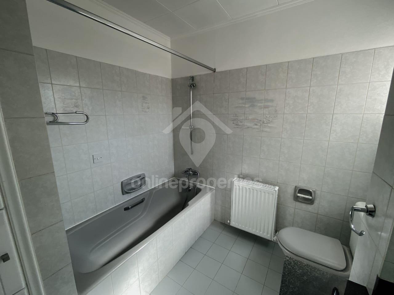 To change image, hover mouse over thumbnails below