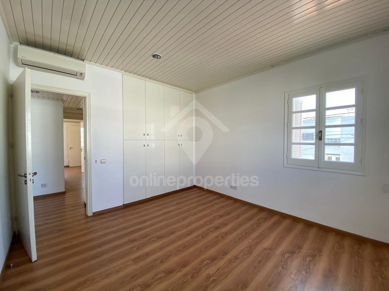 To change image, hover mouse over thumbnails below