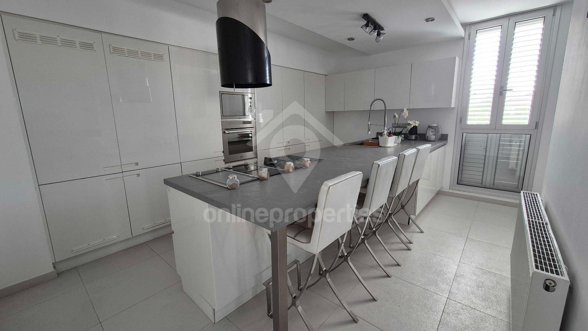 To change image, hover mouse over thumbnails below