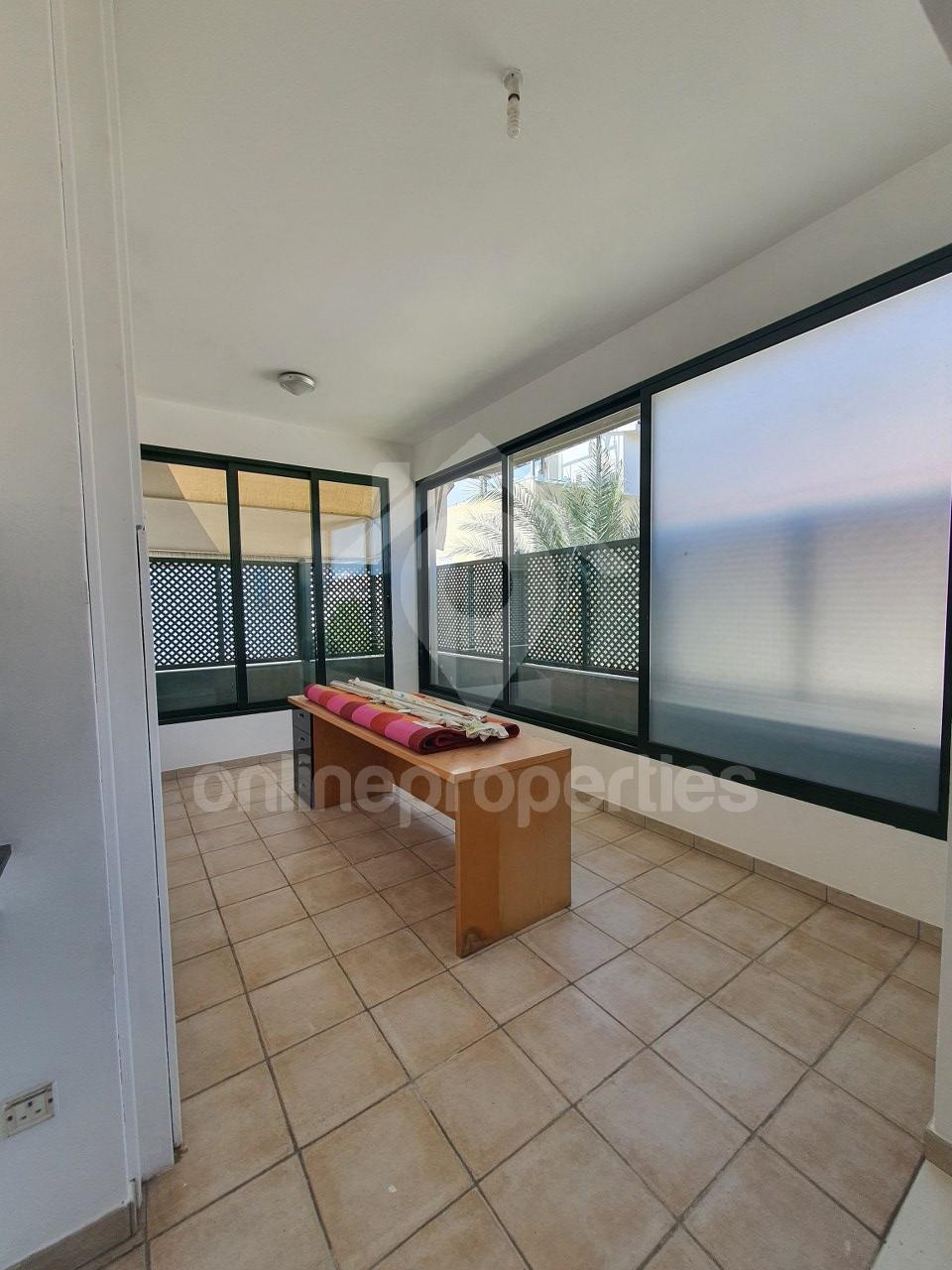 To change image, hover mouse over thumbnails below