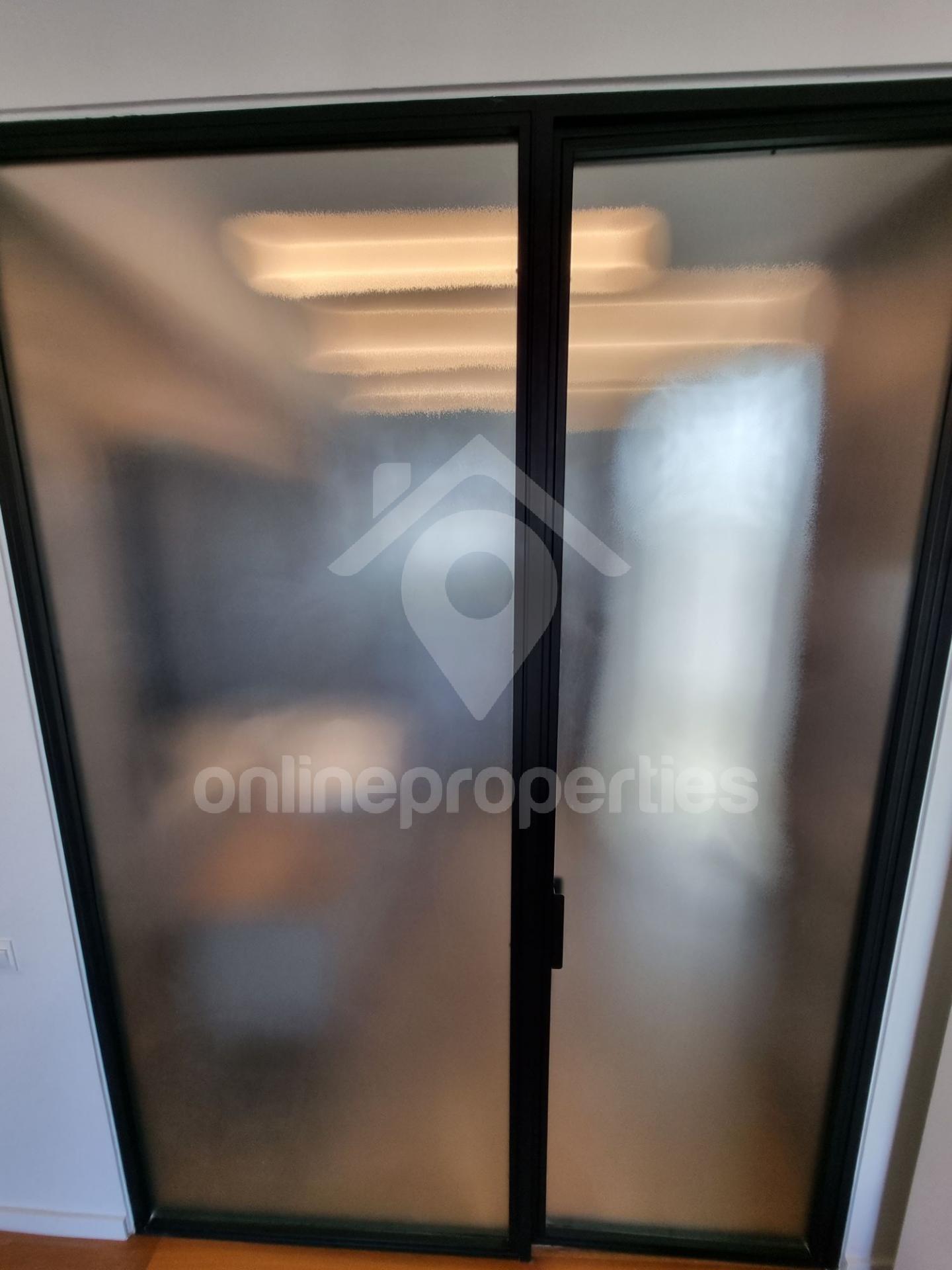 To change image, hover mouse over thumbnails below