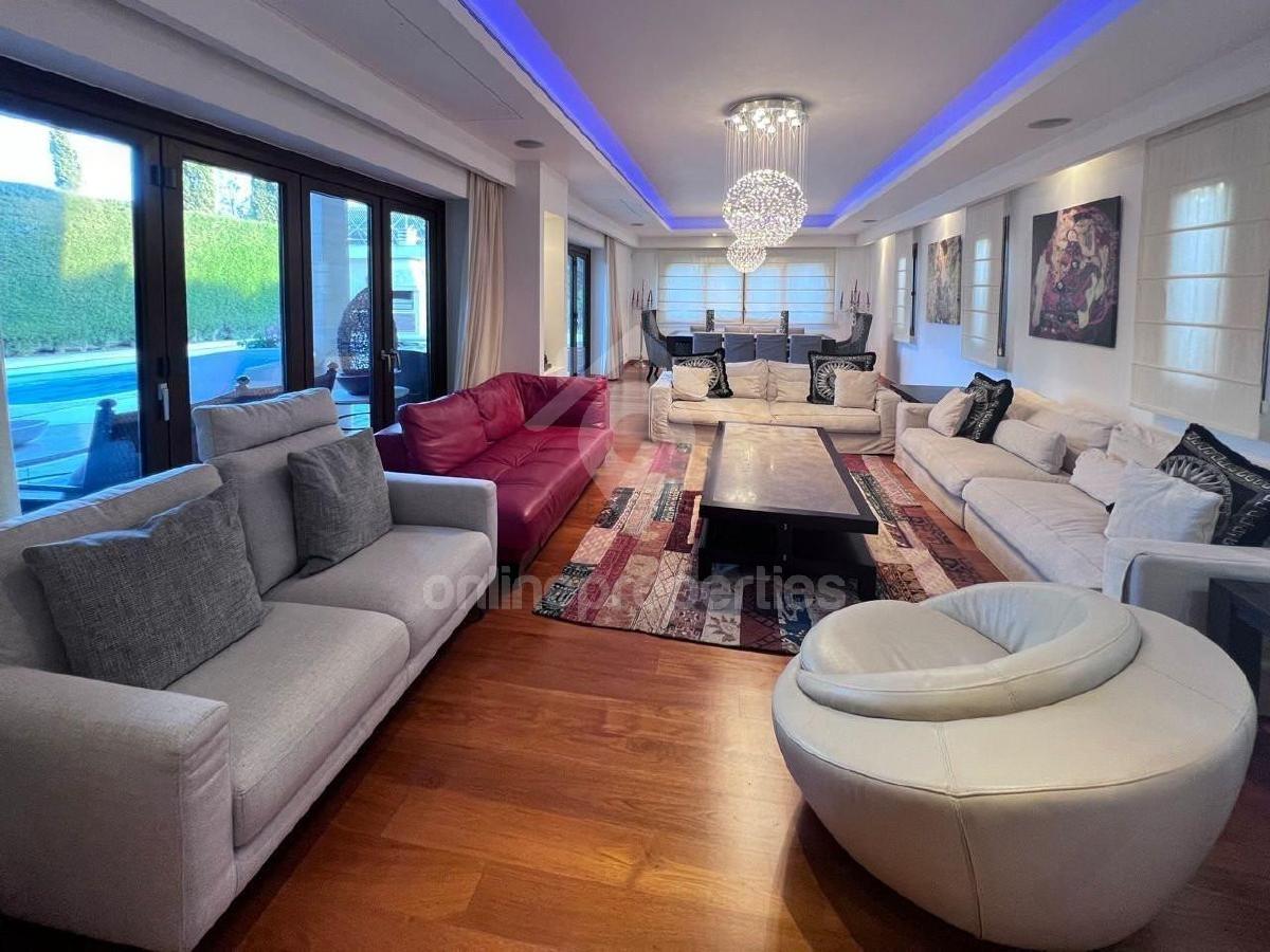 To change image, hover mouse over thumbnails below