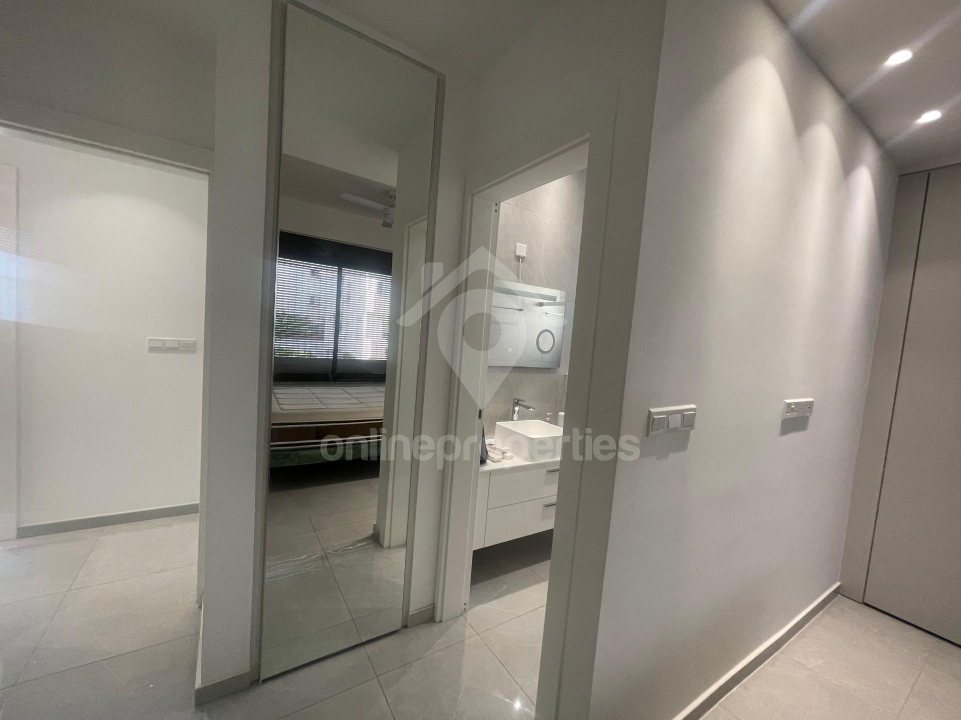 To change image, hover mouse over thumbnails below